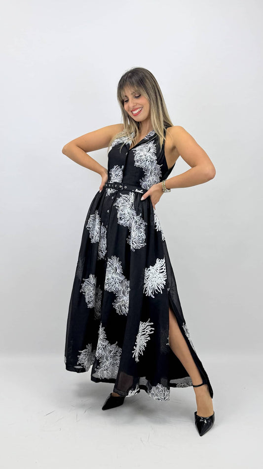 Vestido preto com bordado floral branco