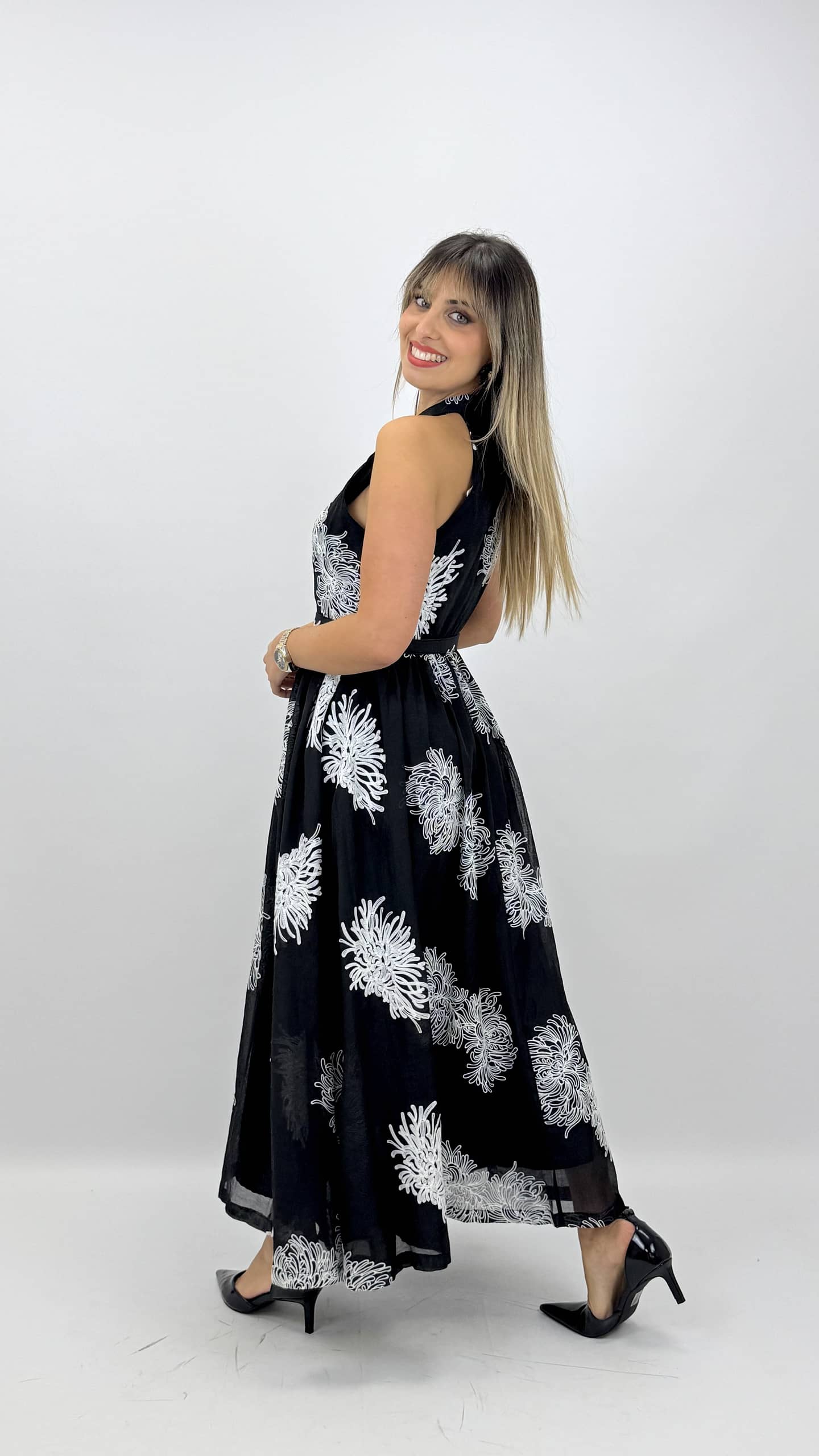 Vestido preto com bordado floral branco