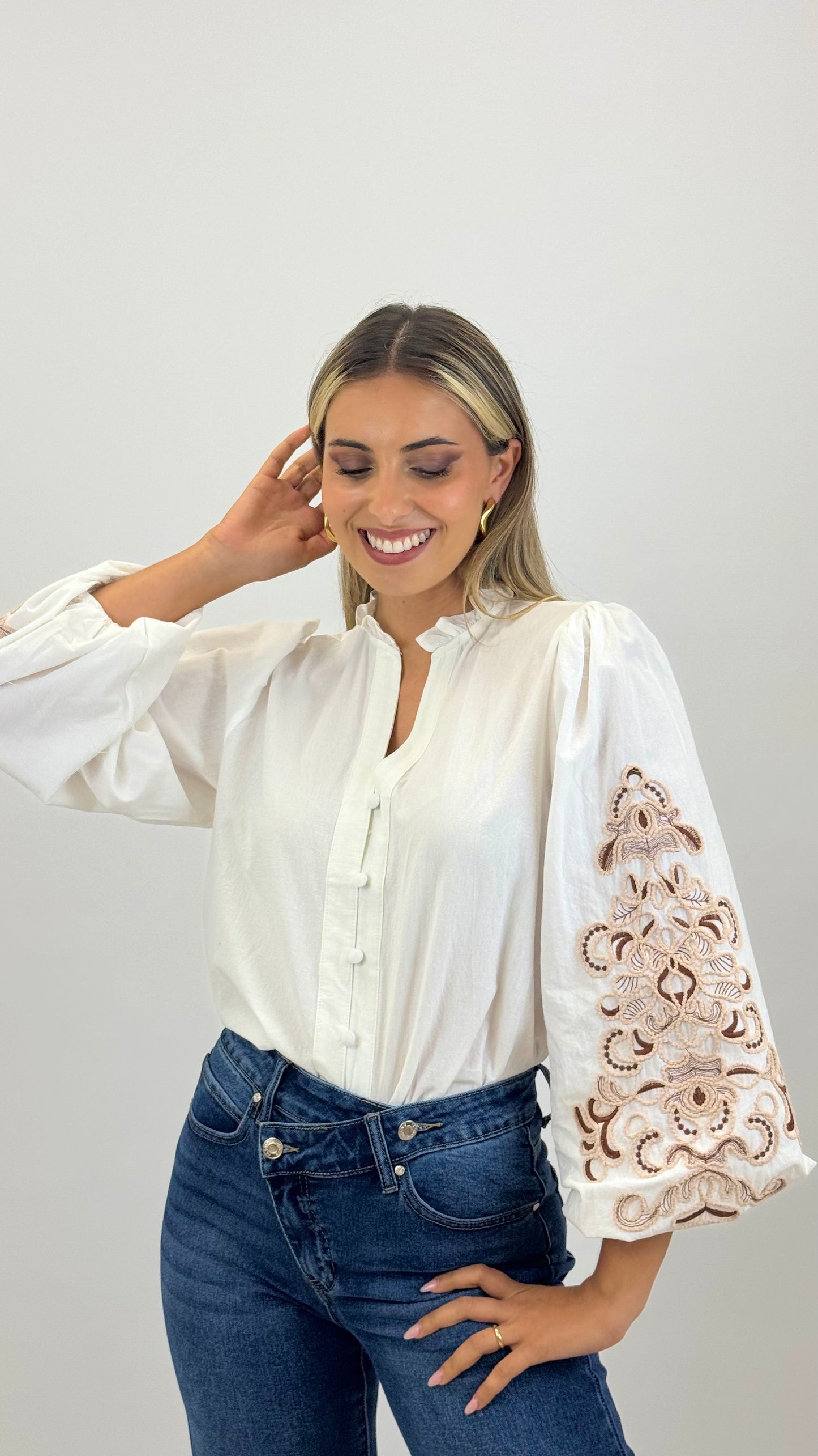 Blusa algodão branca com bordados em relevo