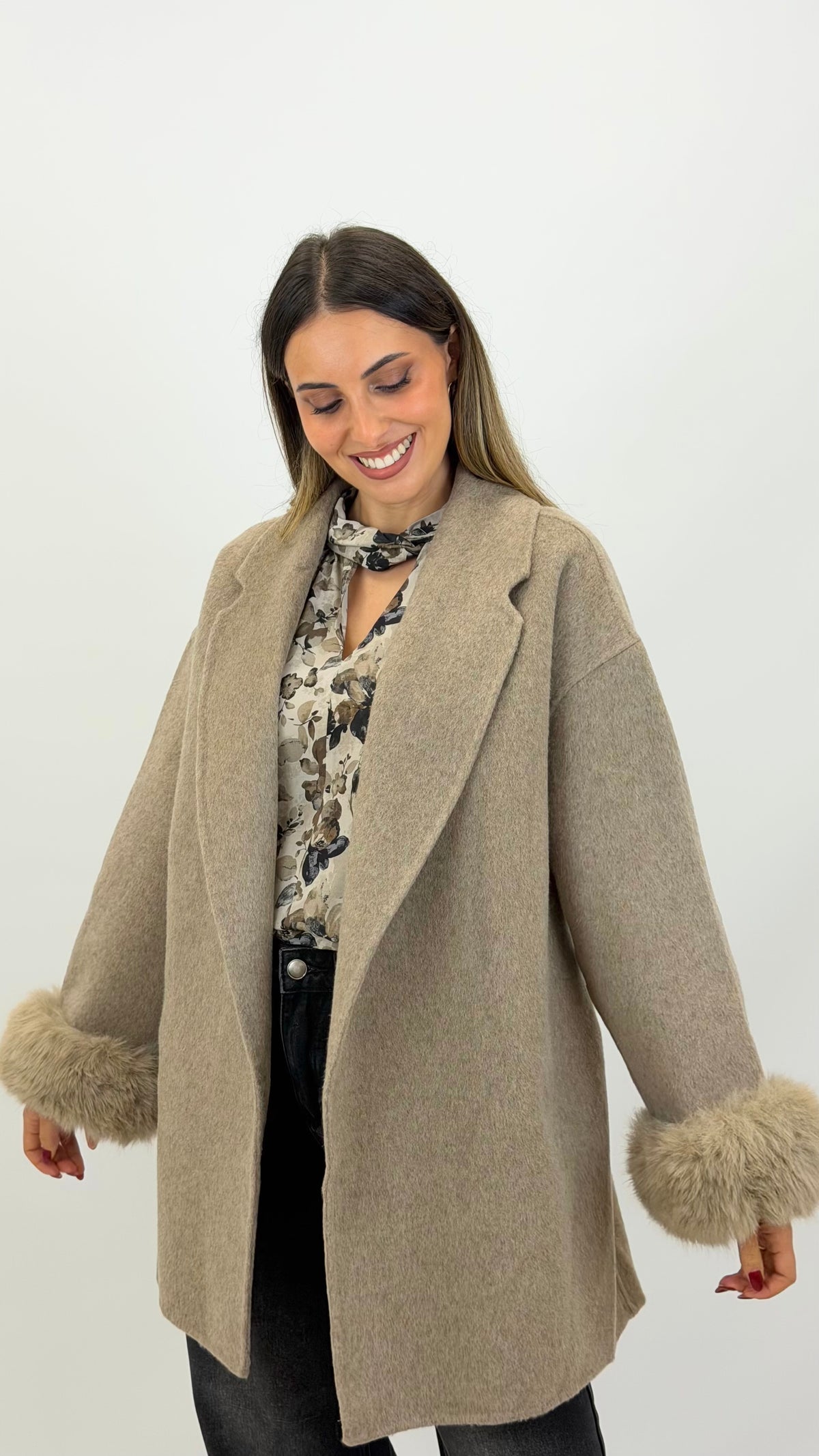 Casaco fazenda lã com pelo punhos taupe