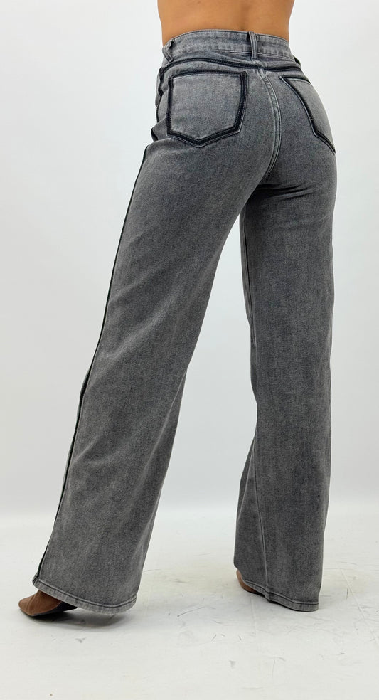 Calça wide-leg de ganga cinza com faixa lateral escura