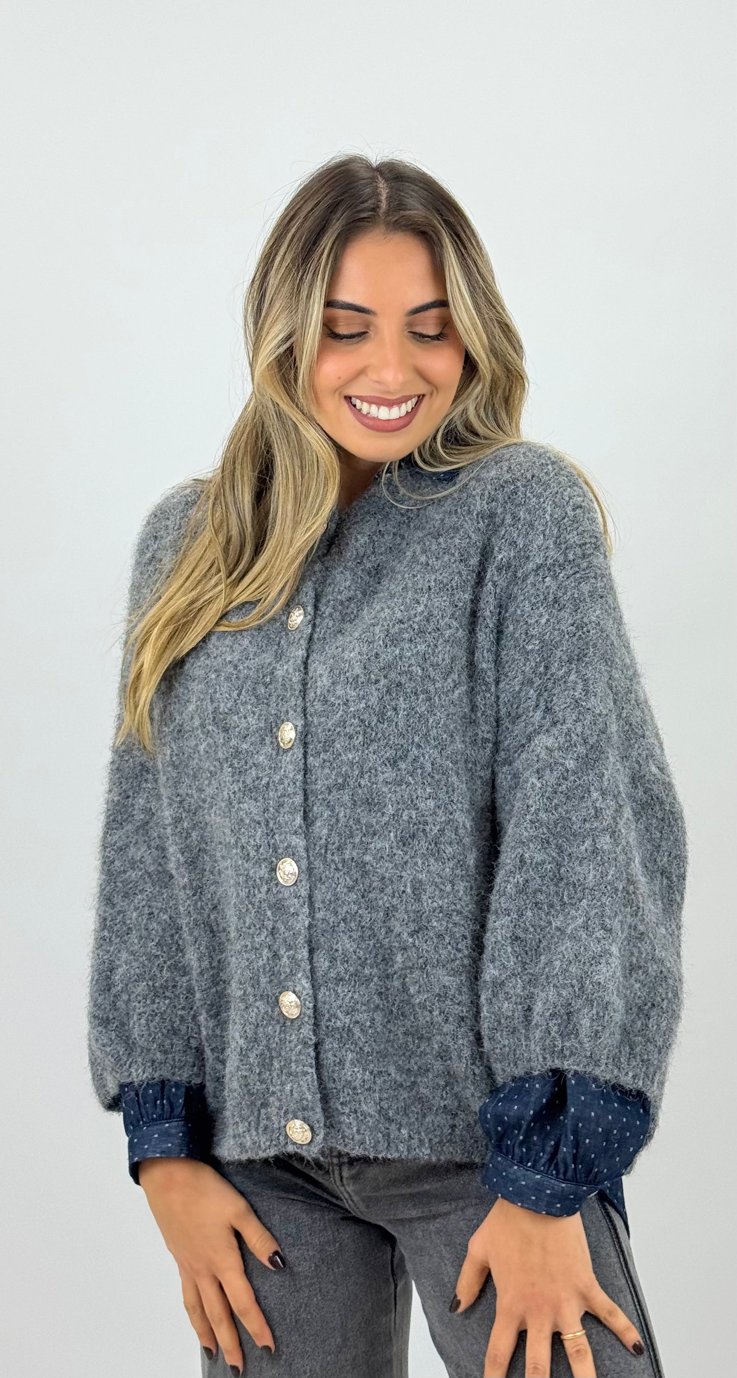 Casaco/camisola malha cinza com botões dourados