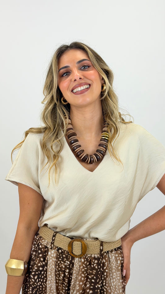 Blusa acetinada decote bico creme