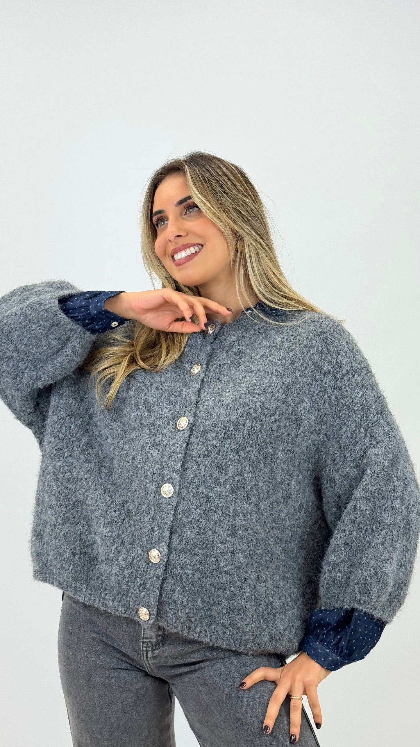 Casaco/camisola malha cinza com botões dourados