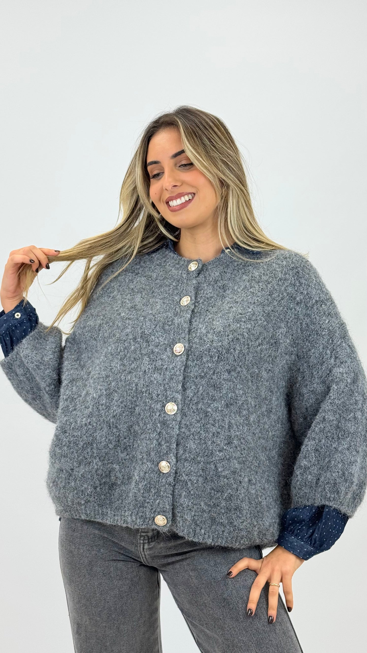 Casaco/camisola malha cinza com botões dourados