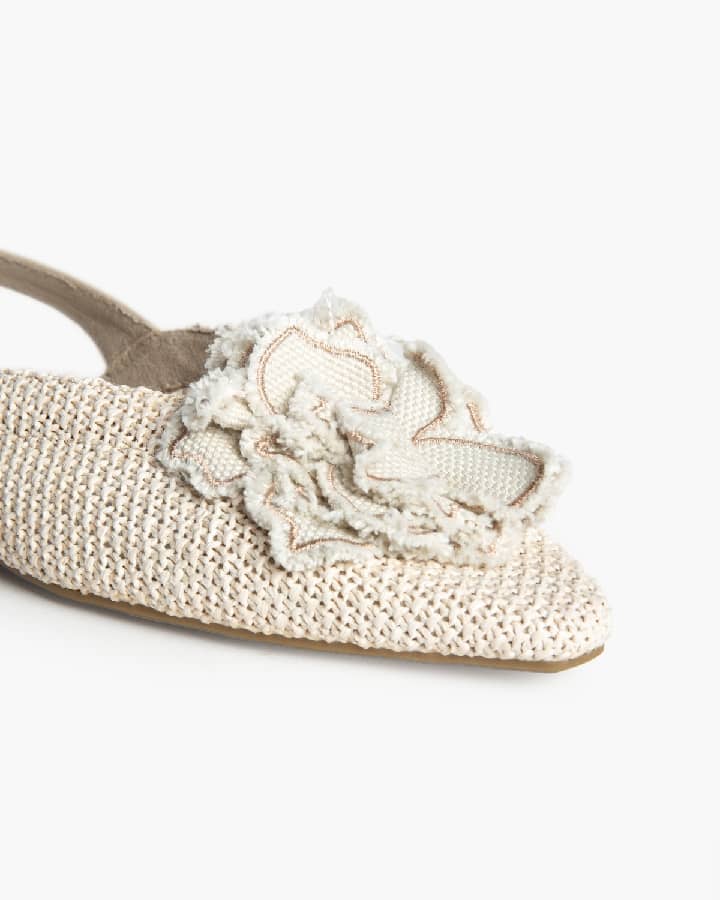 Sapato raso tecido elástico com flor creme