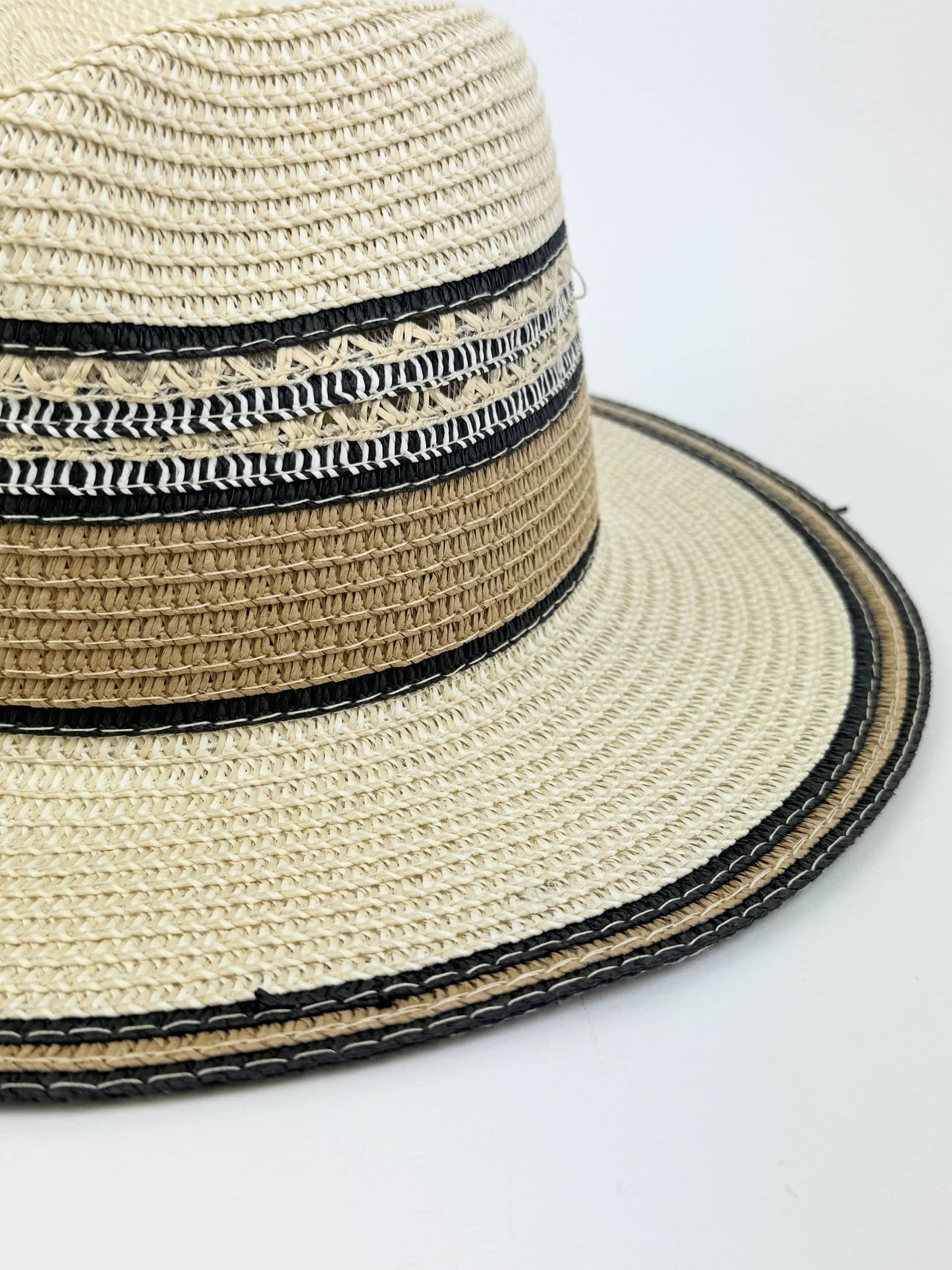 Chapéu palha bege com detalhes em preto