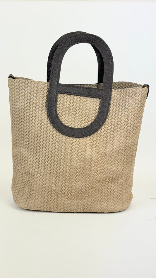 Carteira pele taupe entrançada com alça castanha