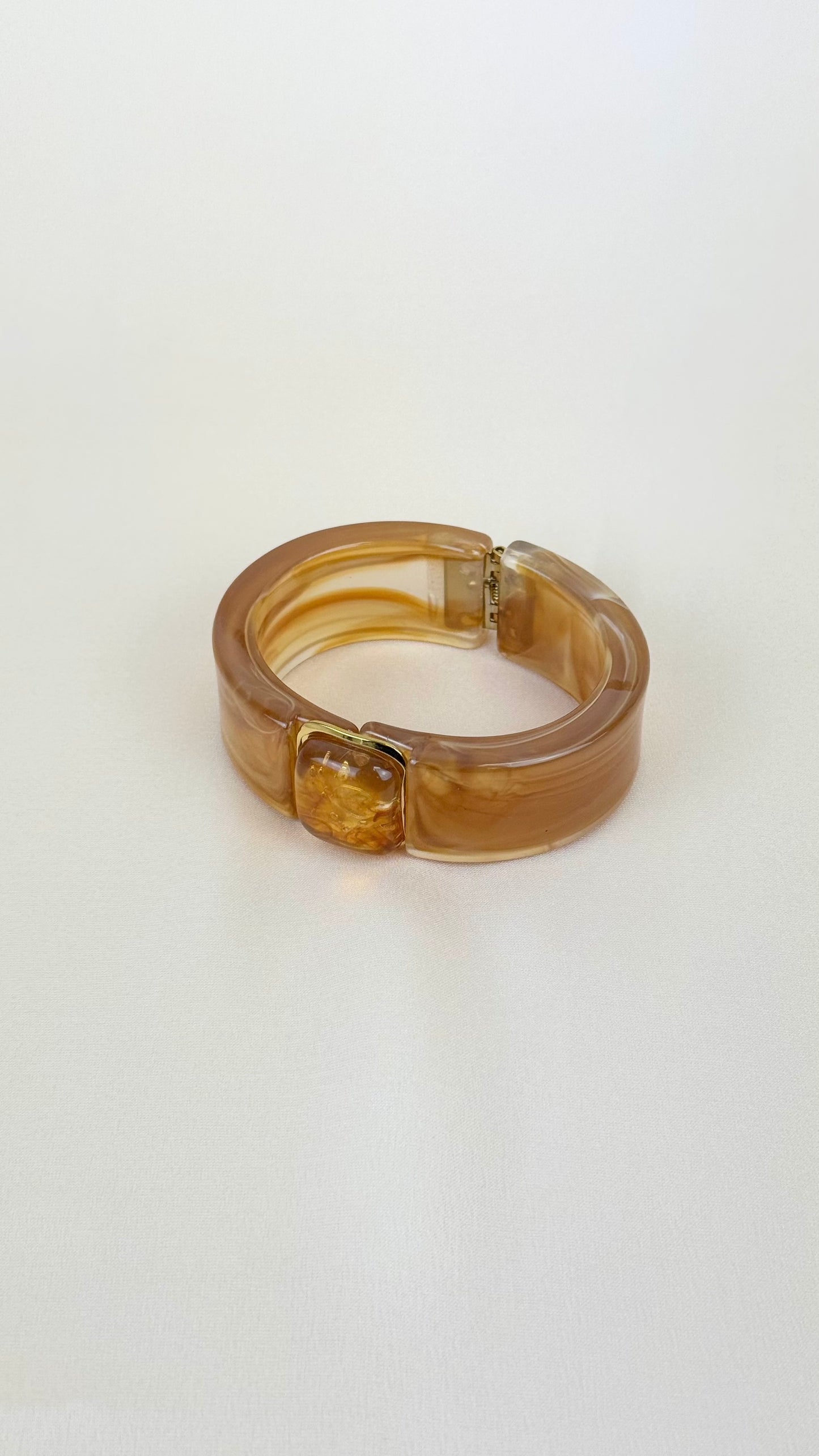 Pulseira acrílico efeito âmbar caramelo