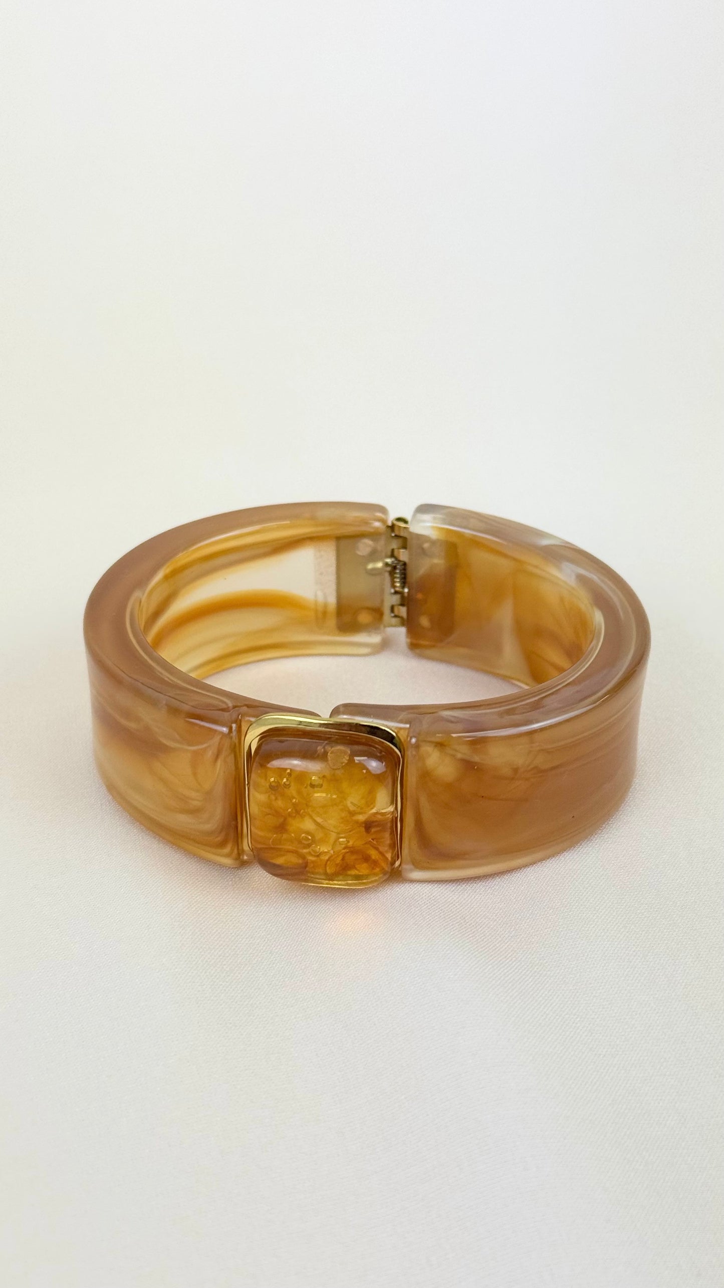 Pulseira acrílico efeito âmbar caramelo