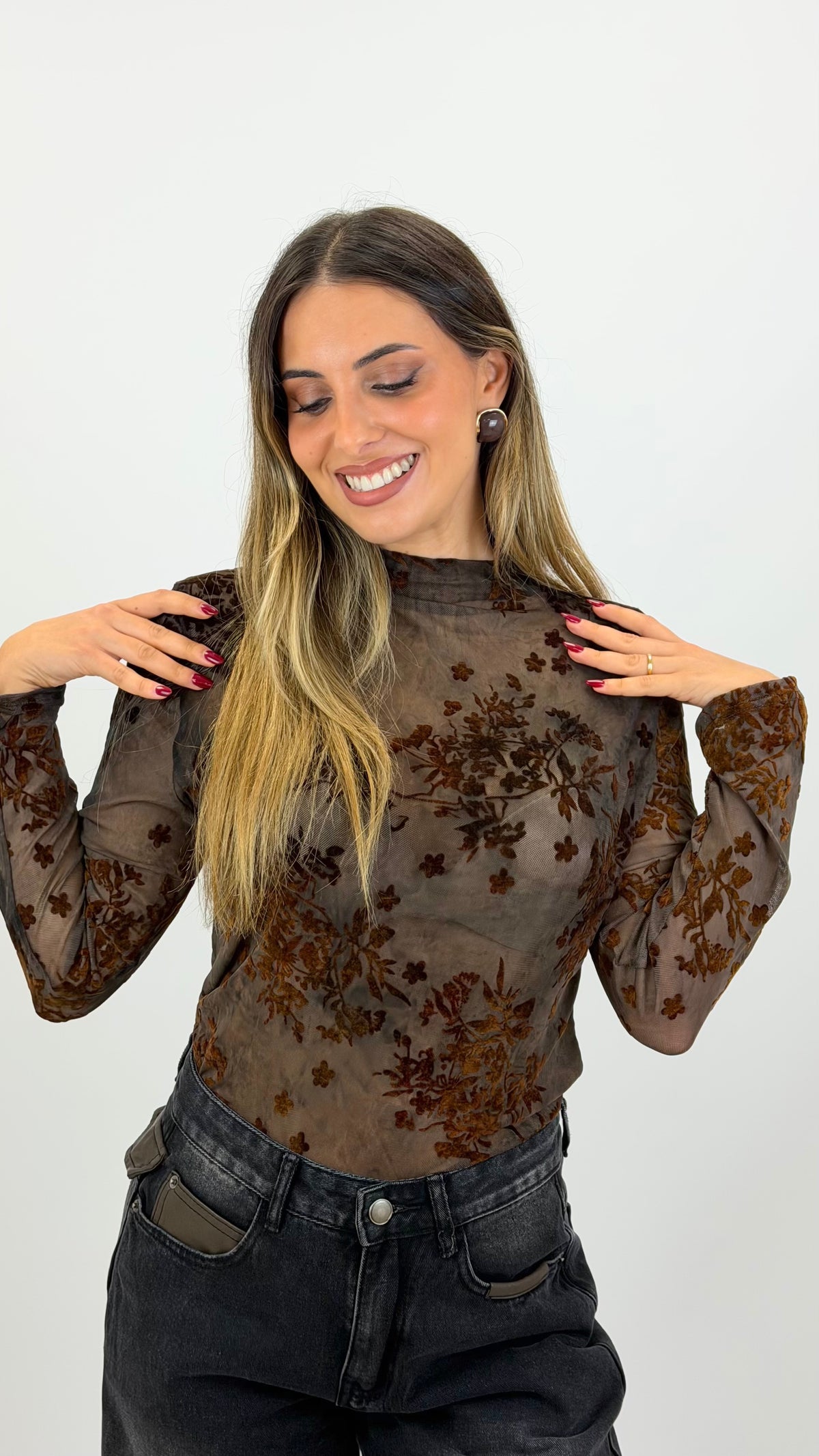 Camisola translúcida cinza com relevo floral