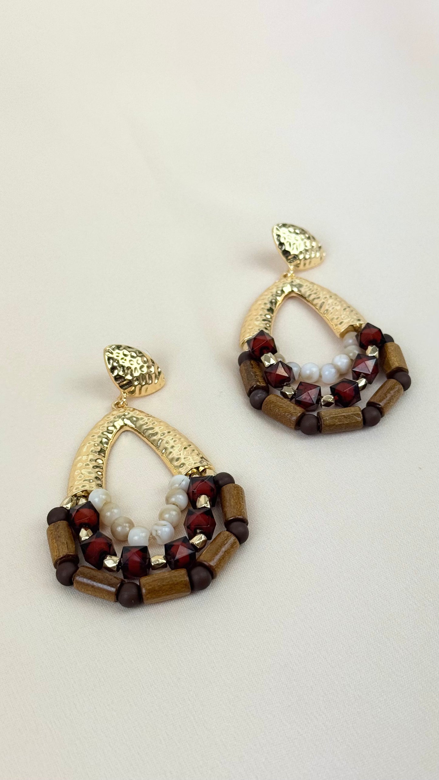 Brincos dourado com missangas tons telha e castanho