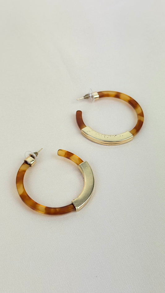 Argolas dourado e acrílico efeito âmbar
