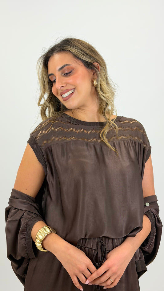 T-shirt acetinada escapulario rendado castanho