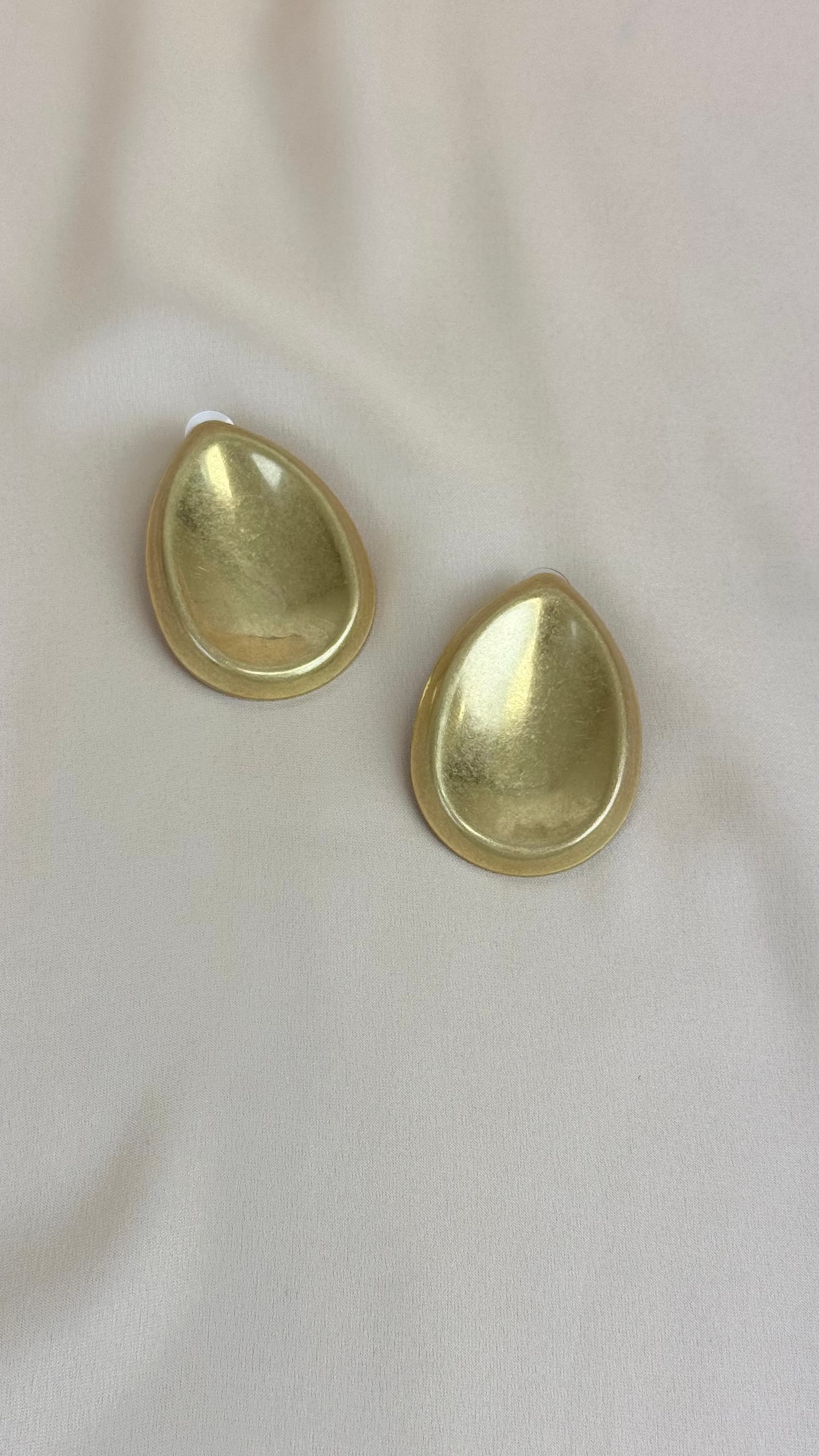 Brinco chapa dourada baço efeito gota