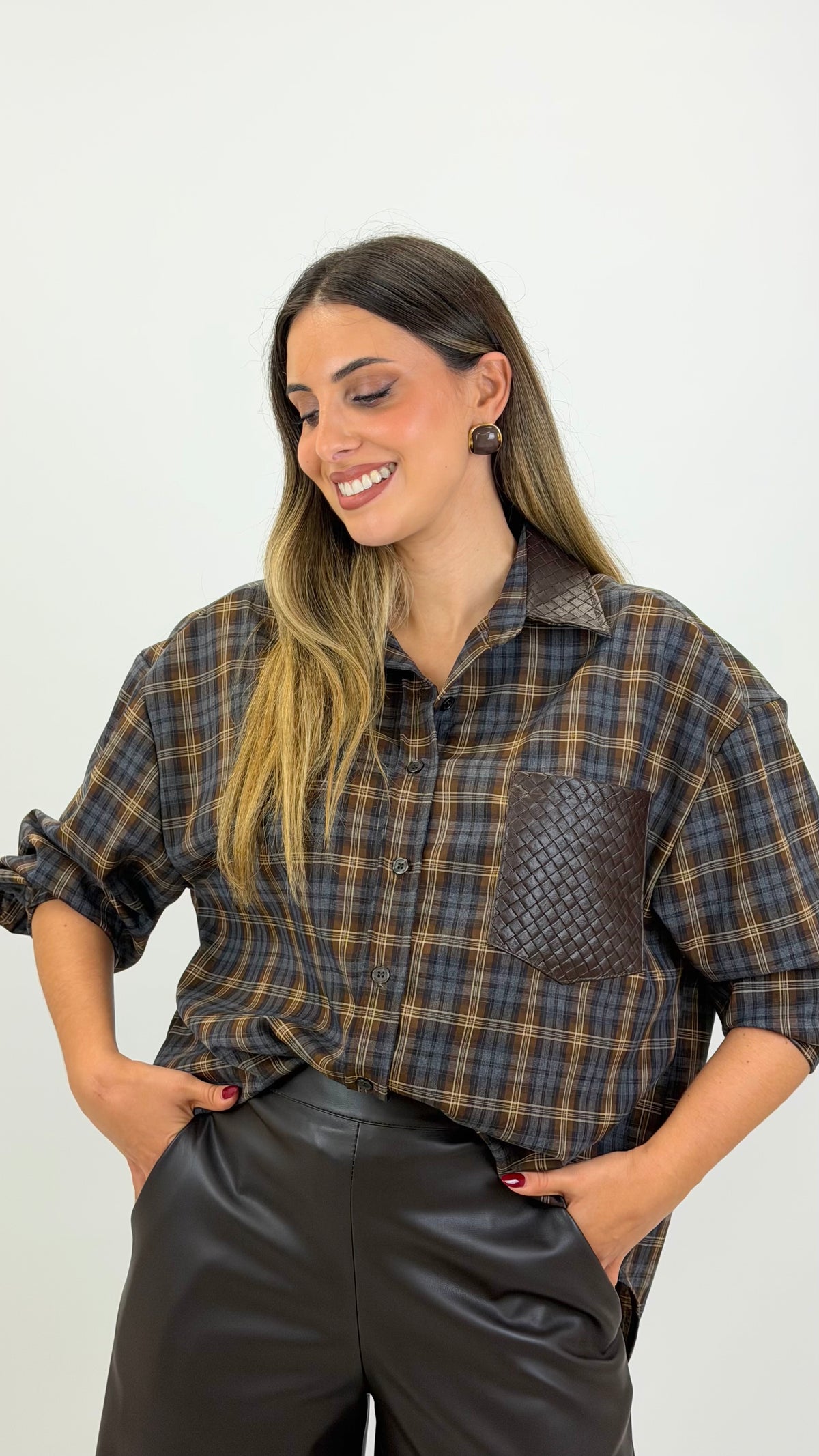 Camisa xadrez tons castanho detalhes eco-pele