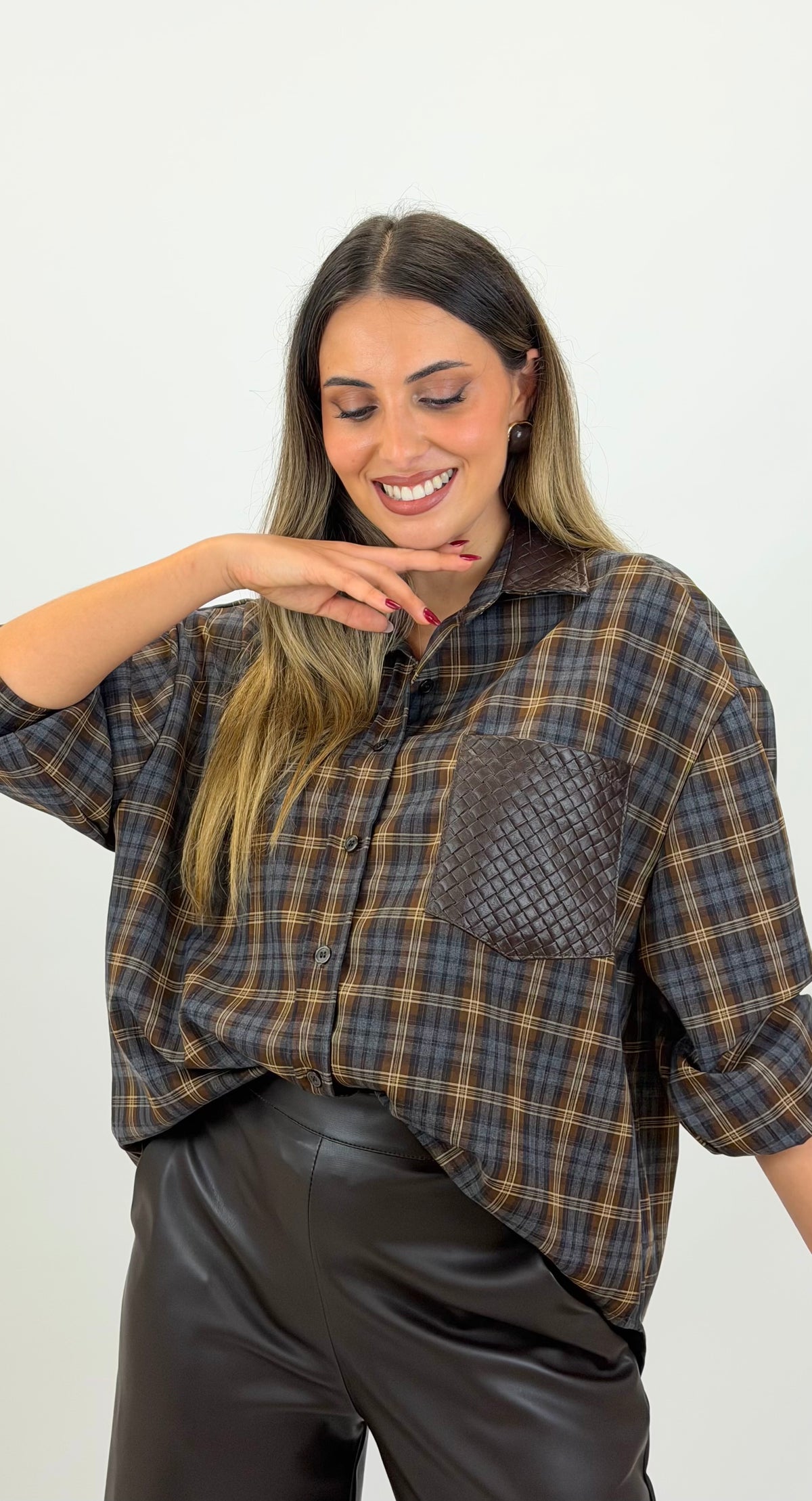 Camisa xadrez tons castanho detalhes eco-pele