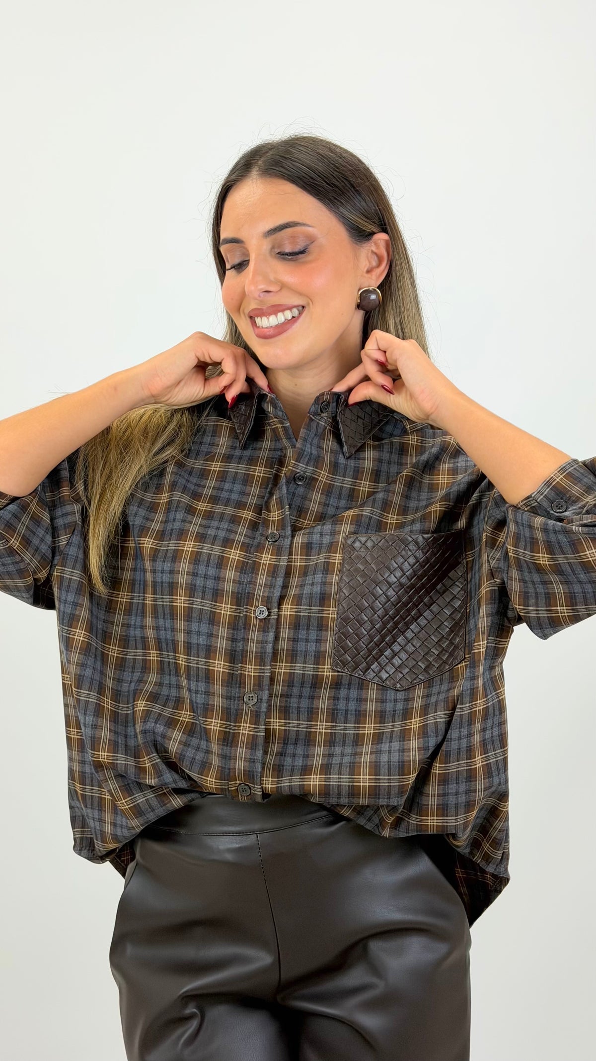 Camisa xadrez tons castanho detalhes eco-pele