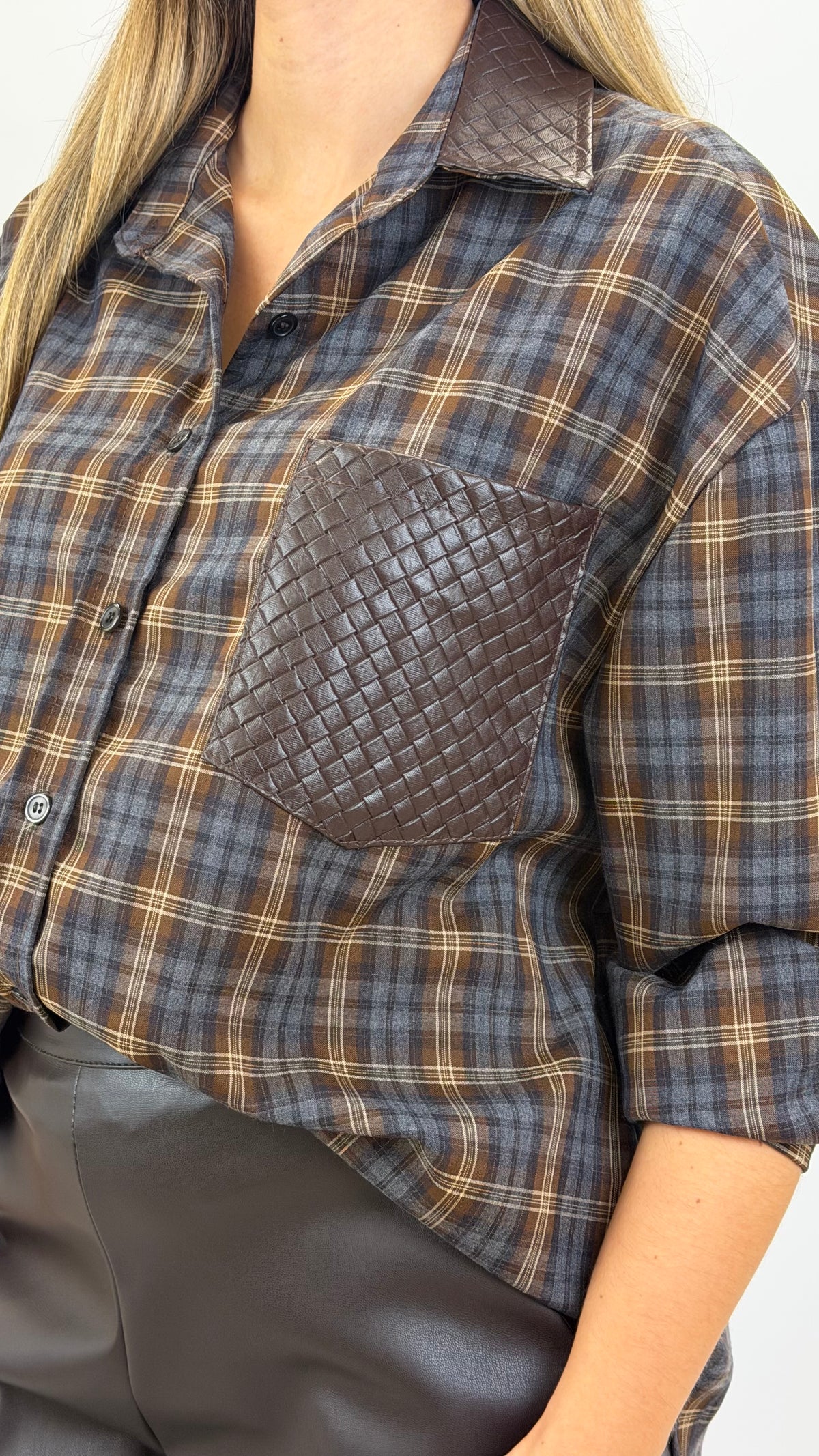 Camisa xadrez tons castanho detalhes eco-pele