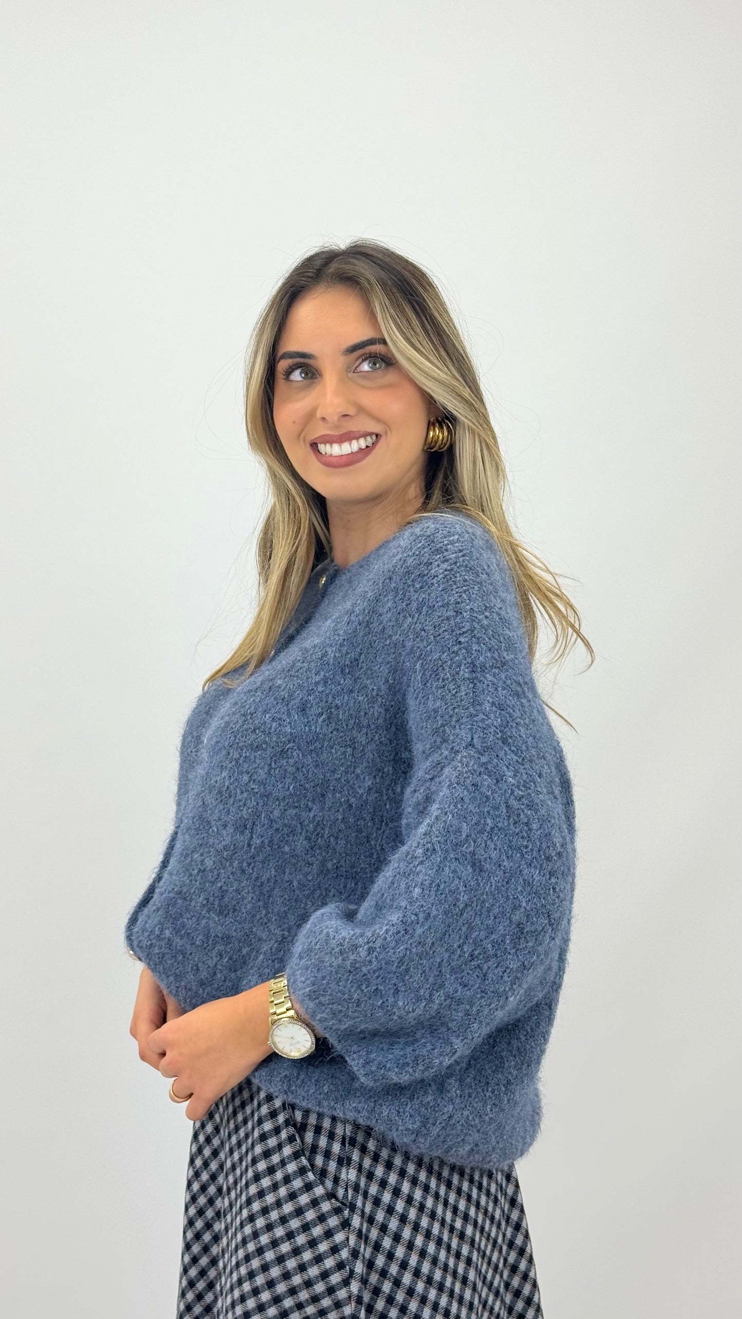 Casaco/camisola malha azul-celeste com botões dourados