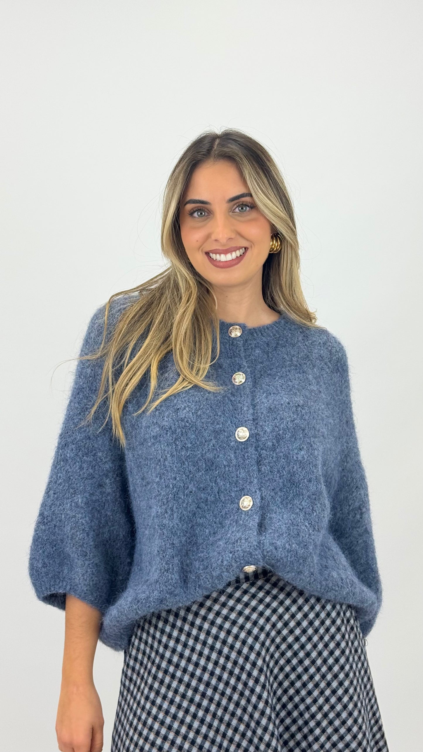 Casaco/camisola malha azul-celeste com botões dourados