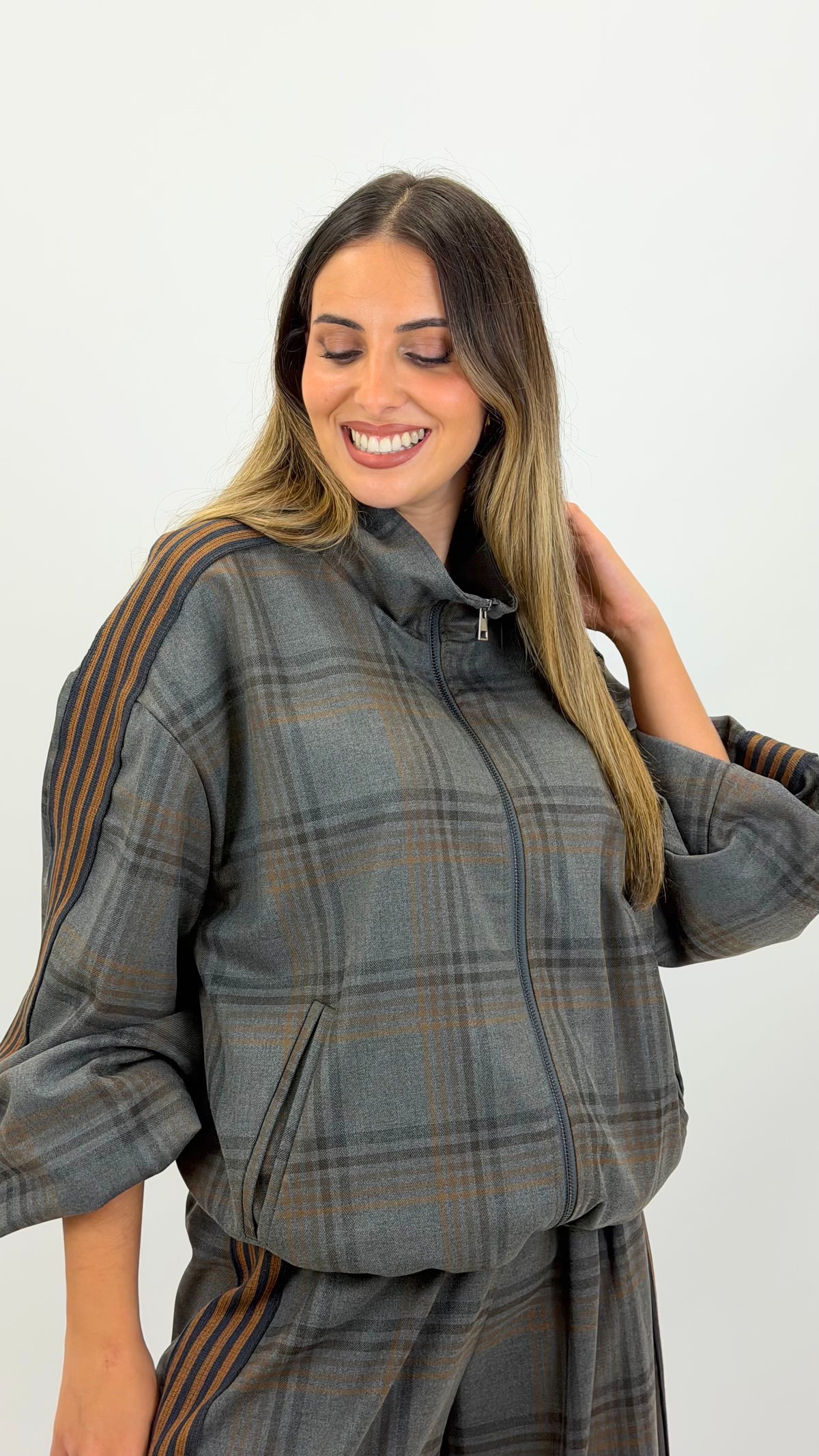 Bomber estilo fazenda xadrez tons cinza e camel