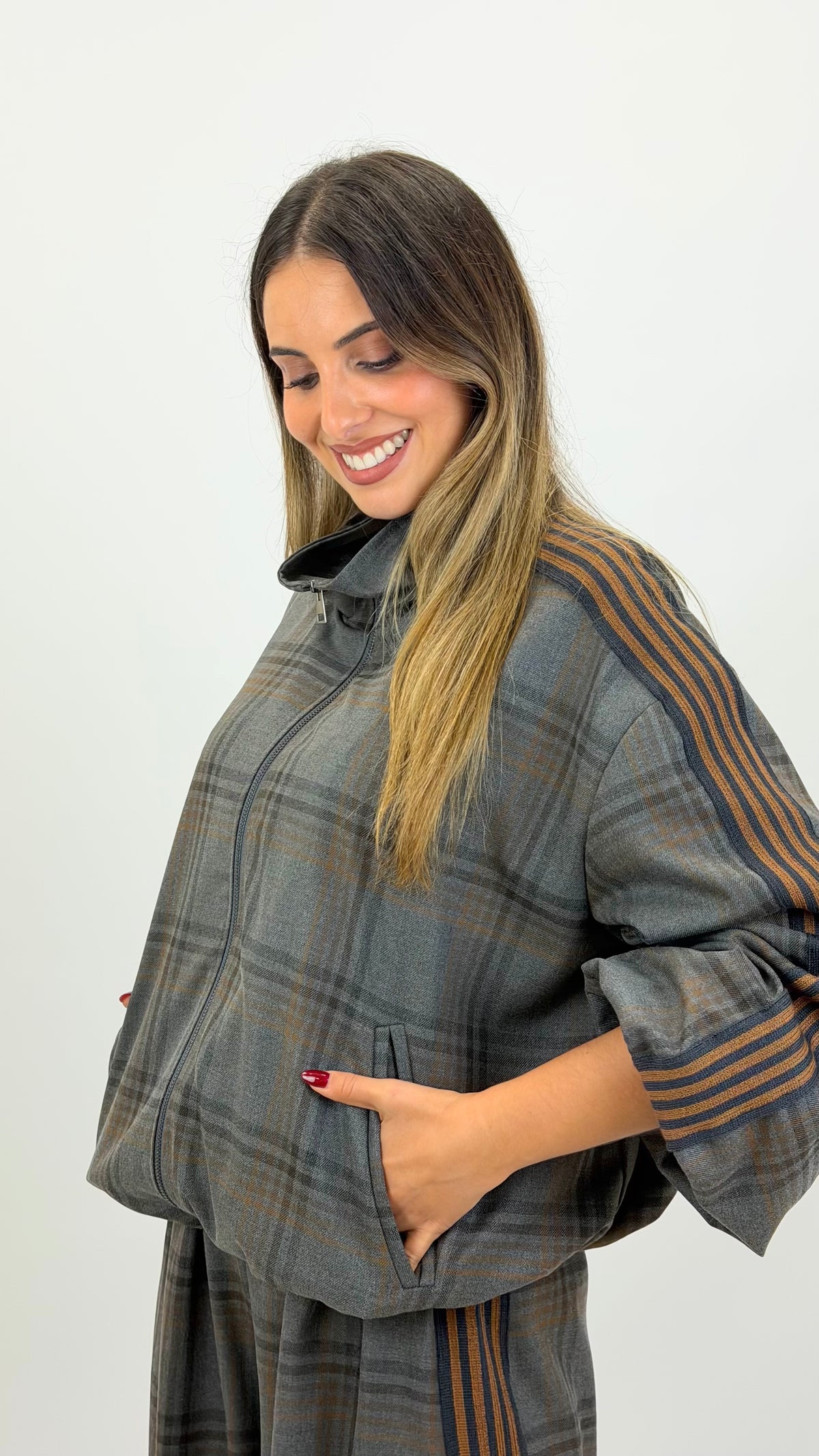 Bomber estilo fazenda xadrez tons cinza e camel