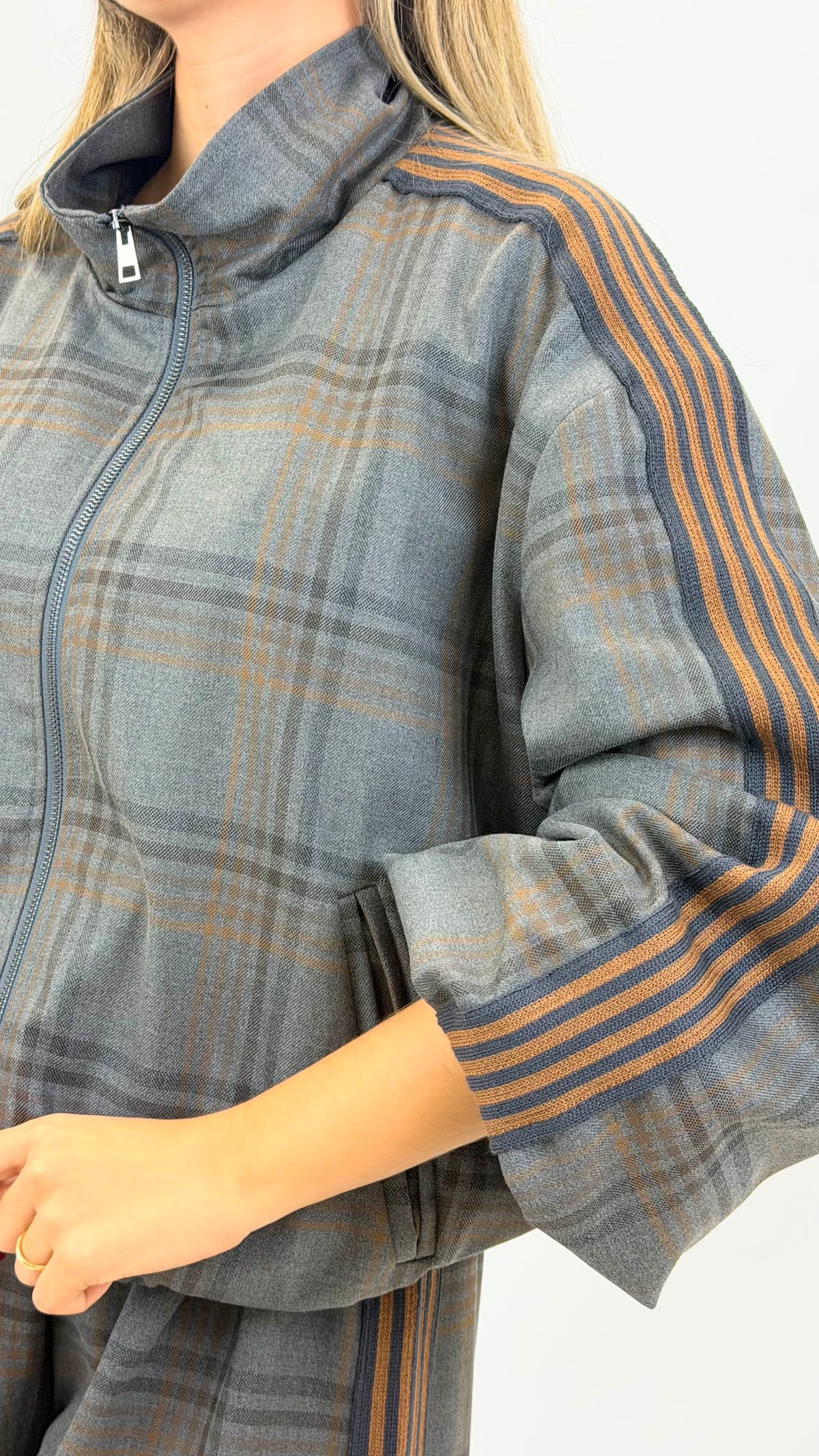 Bomber estilo fazenda xadrez tons cinza e camel