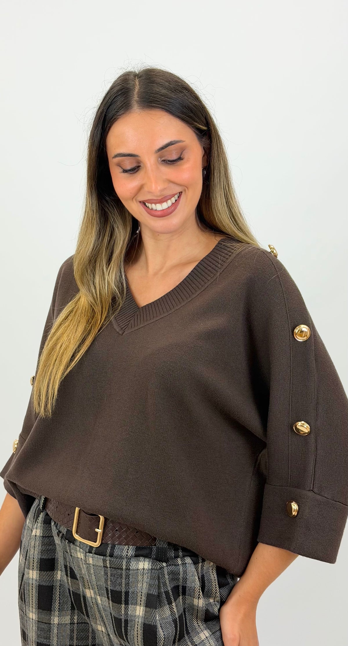 Camisola malha compacta castanho com botões dourados