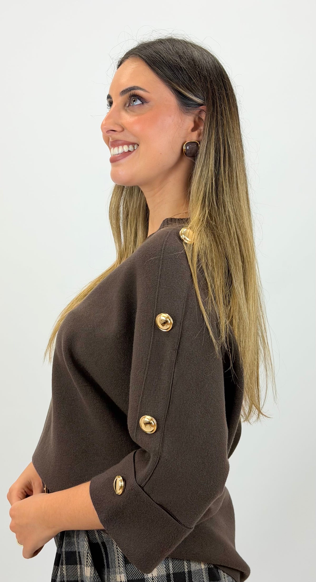Camisola malha compacta castanho com botões dourados