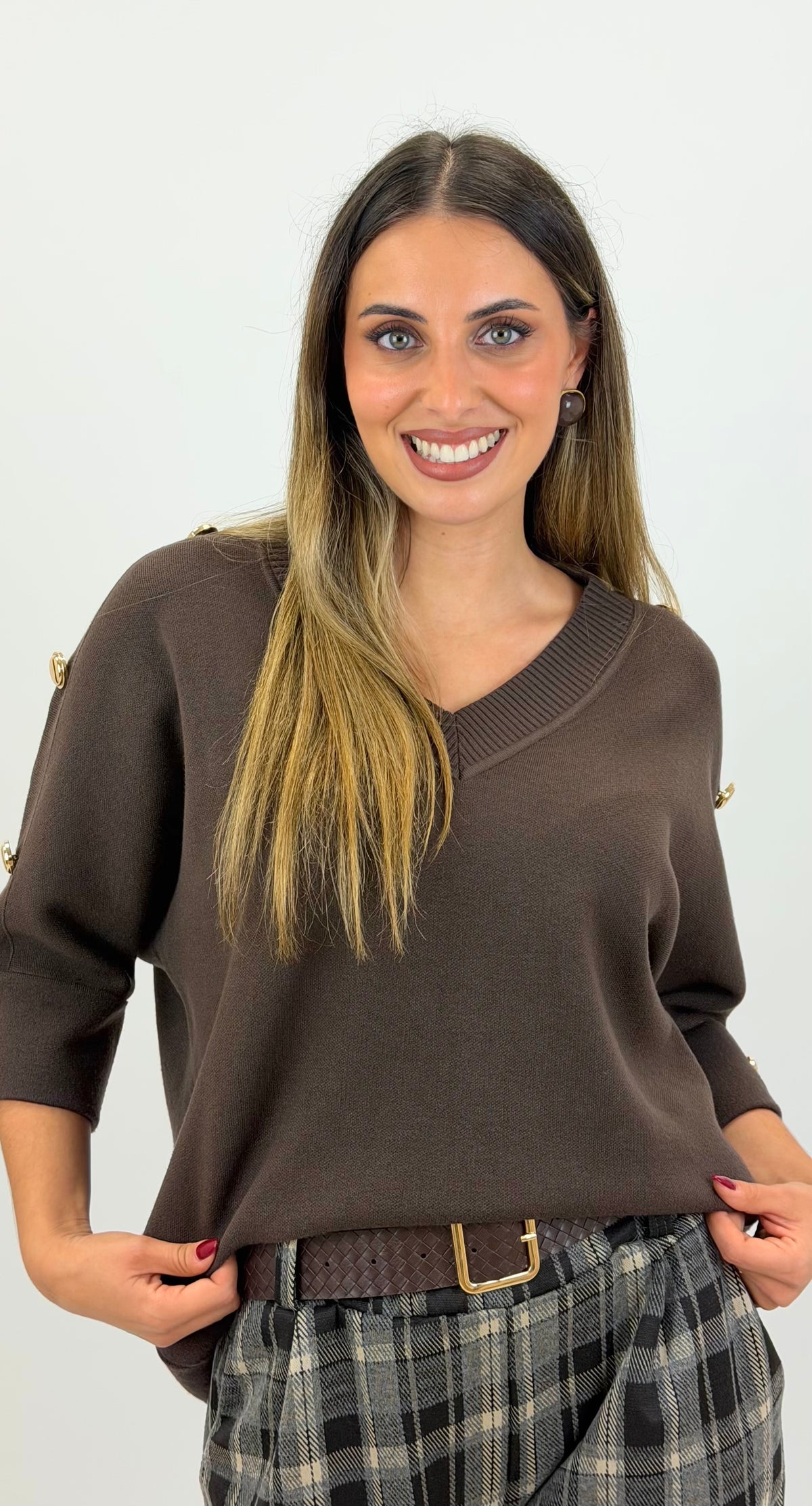 Camisola malha compacta castanho com botões dourados