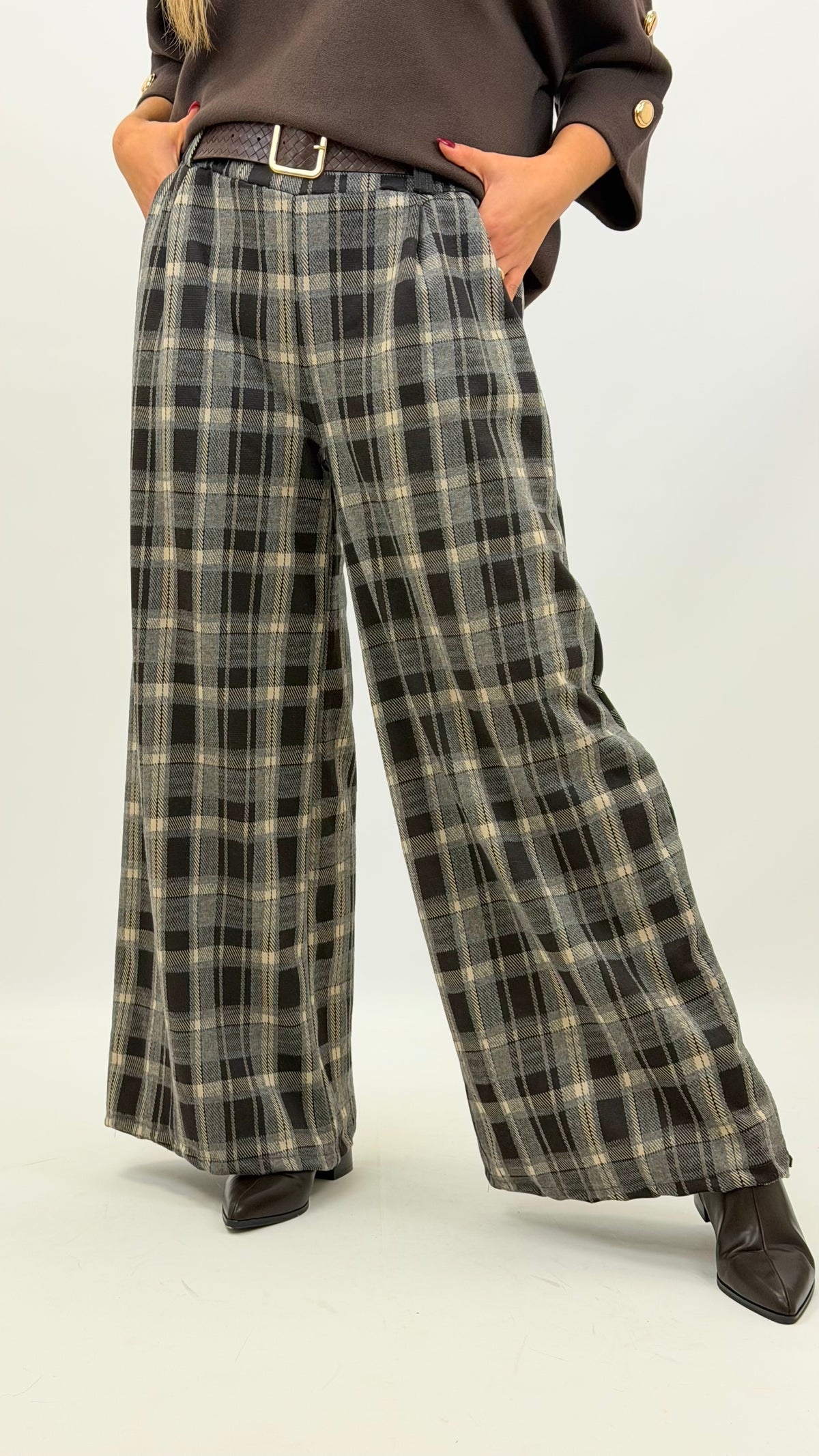 Calça estilo fazenda elástica xadrez cinza e castanho