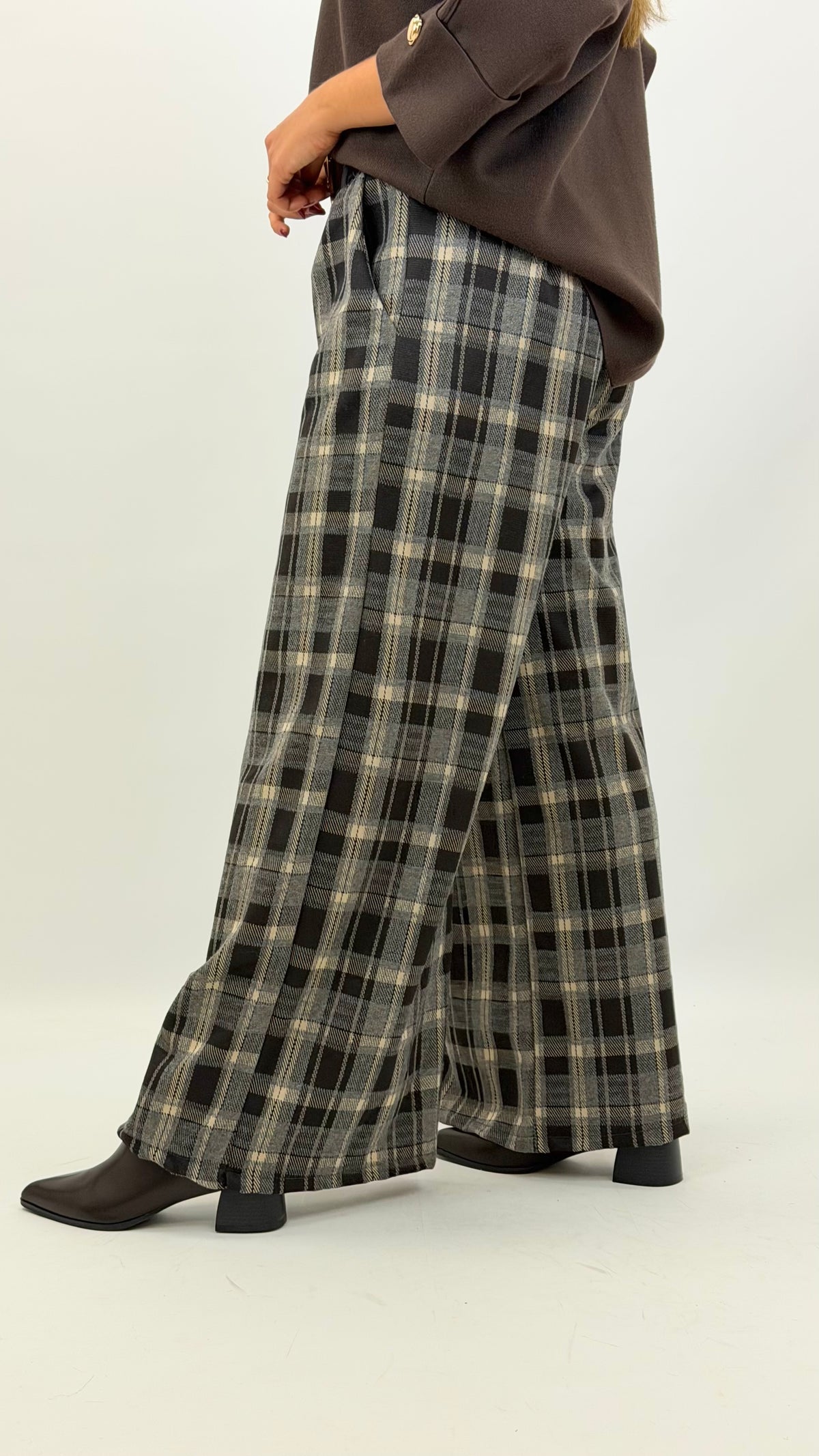 Calça estilo fazenda elástica xadrez cinza e castanho