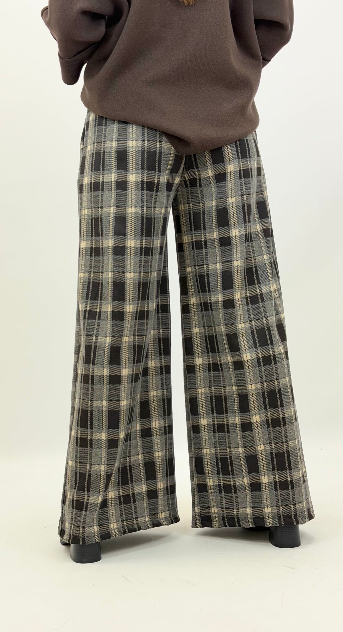Calça estilo fazenda elástica xadrez cinza e castanho