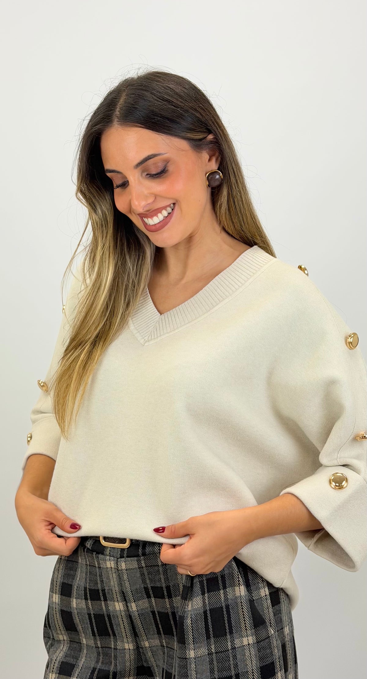 Camisola malha compacta creme com botões dourados