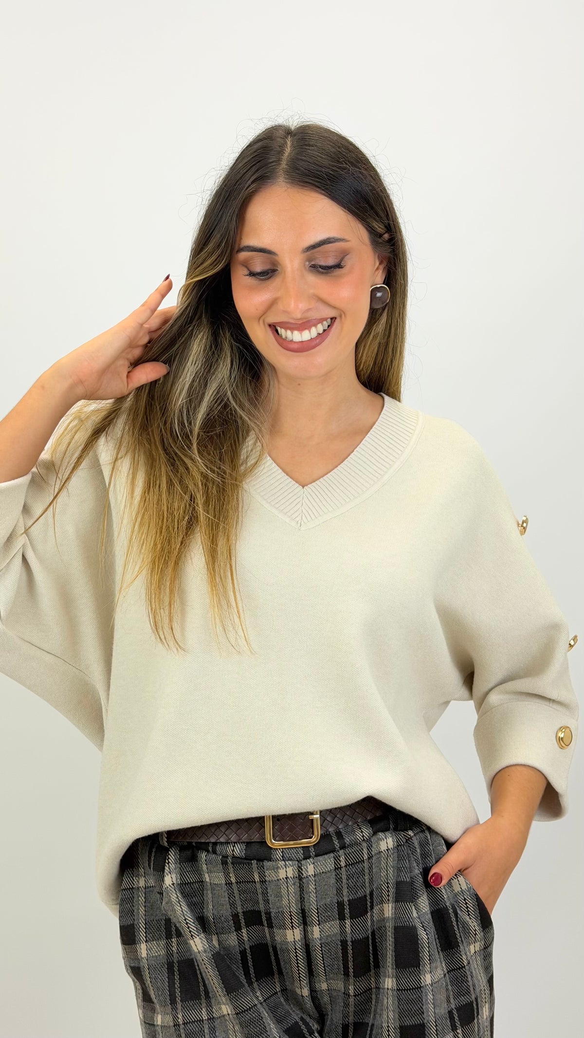 Camisola malha compacta creme com botões dourados