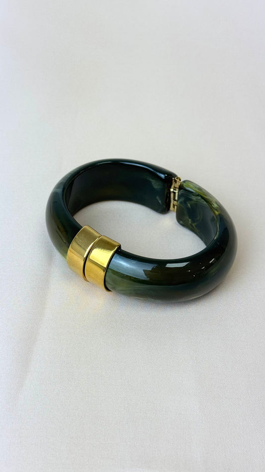 Pulseira acrílico verde com fecho dourado