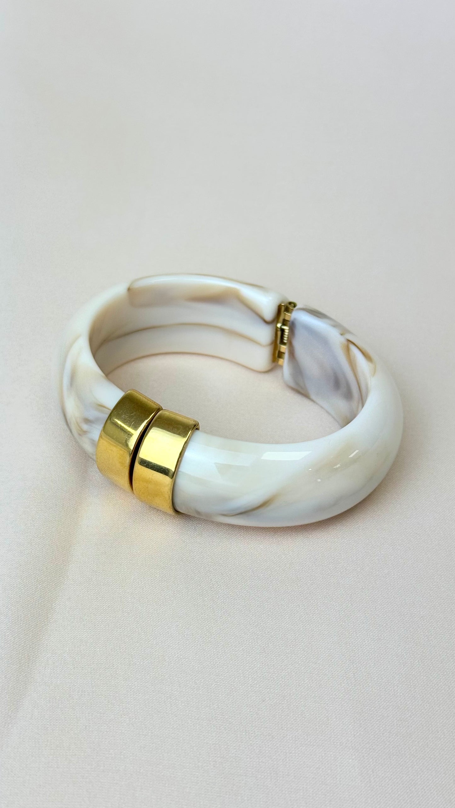 Pulseira acrílico creme com fecho dourado