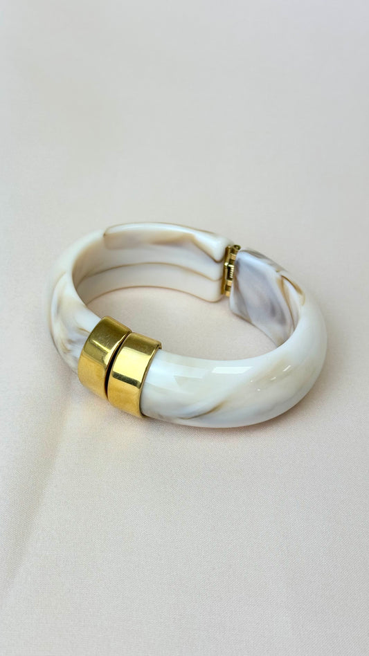 Pulseira acrílico creme com fecho dourado