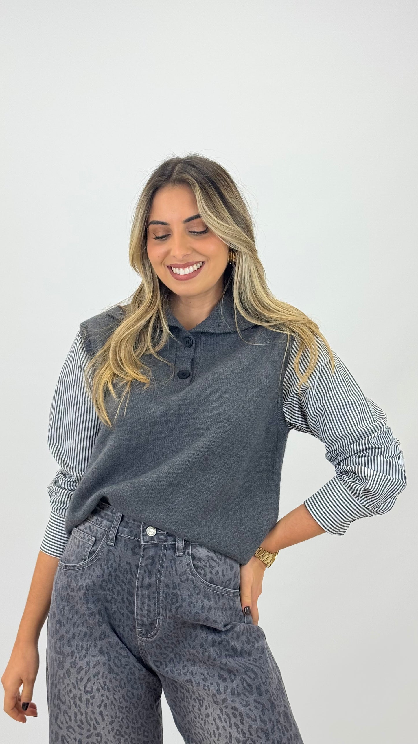 Colete malha cinza com mangas de blusa riscas