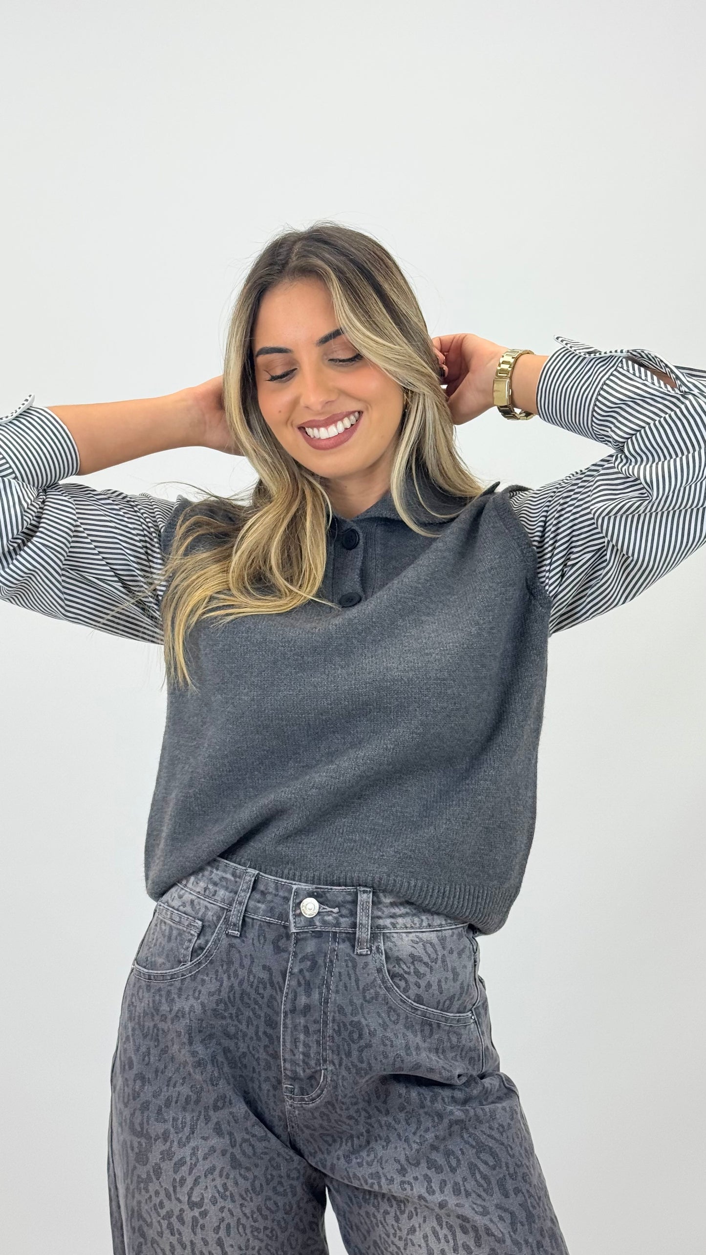 Colete malha cinza com mangas de blusa riscas