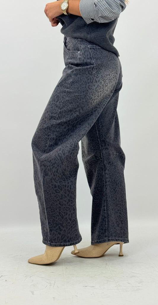 Calça modelo baggy de ganga cinza animal-print