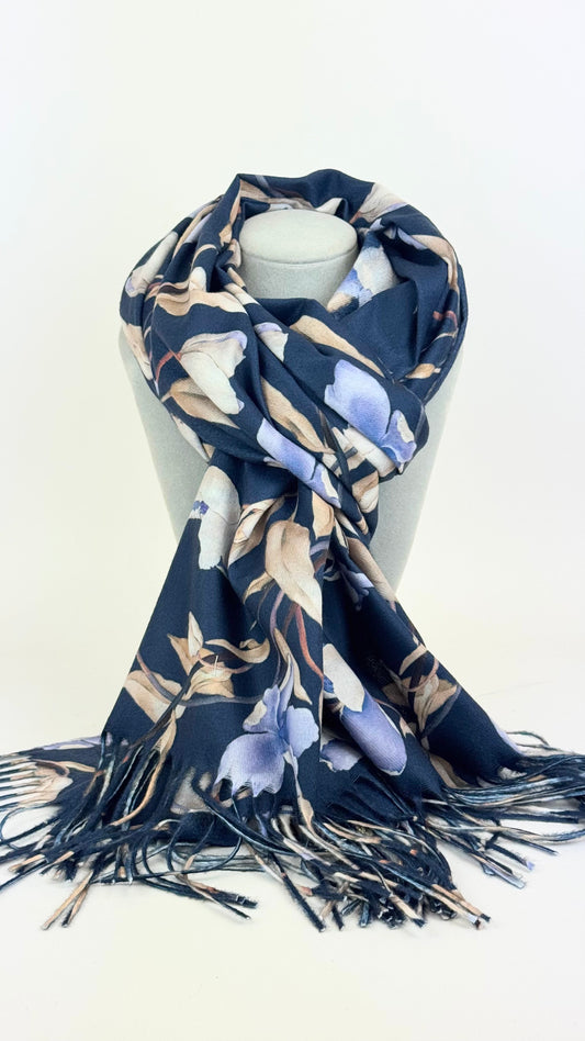 Écharpe fundo azul-marinho desenhos florais