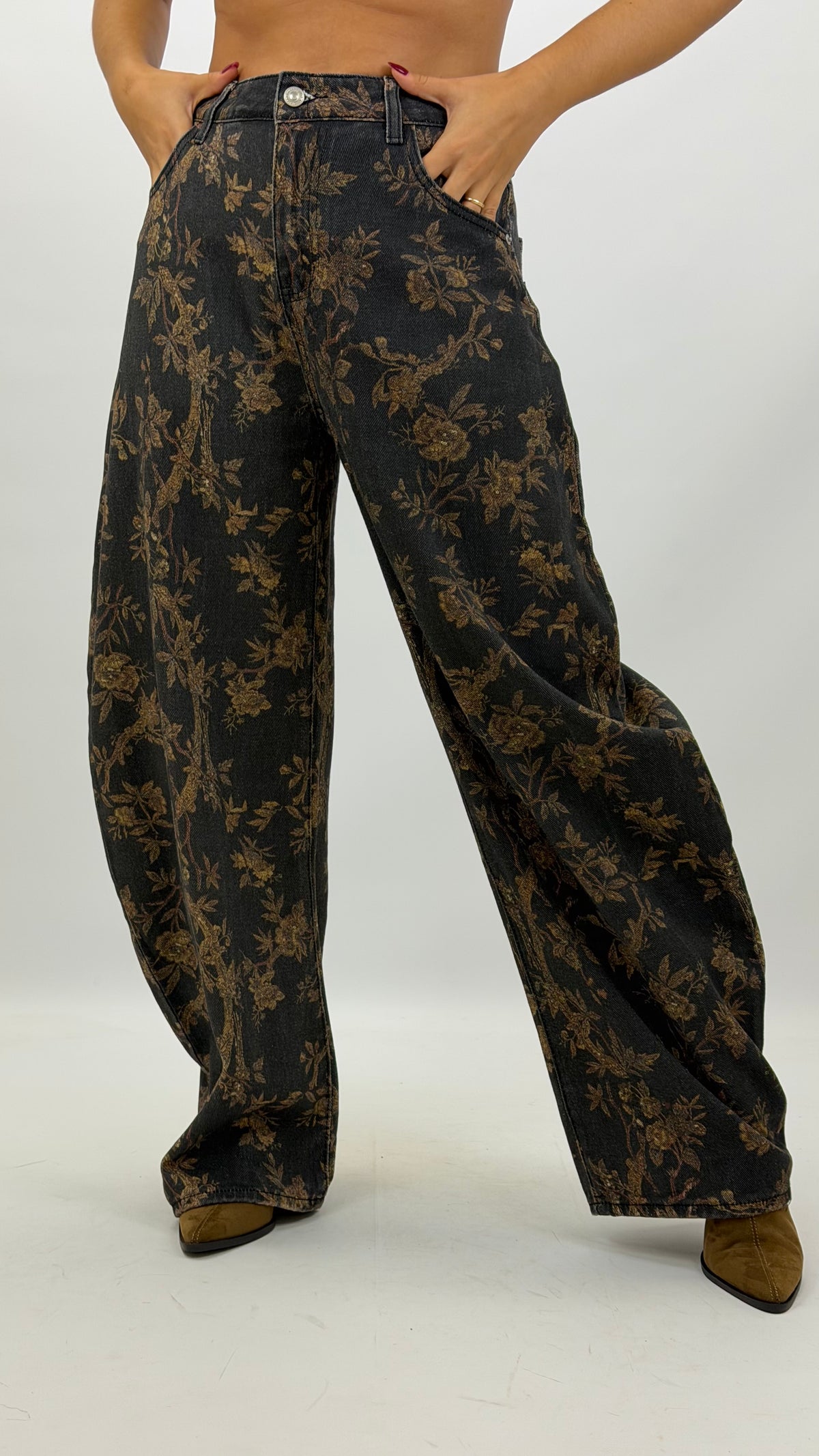 Calças estilo ganga cinza estampado floral camel
