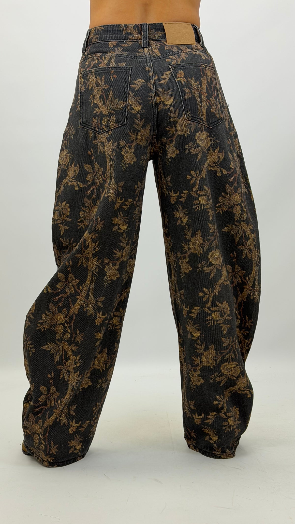 Calças estilo ganga cinza estampado floral camel