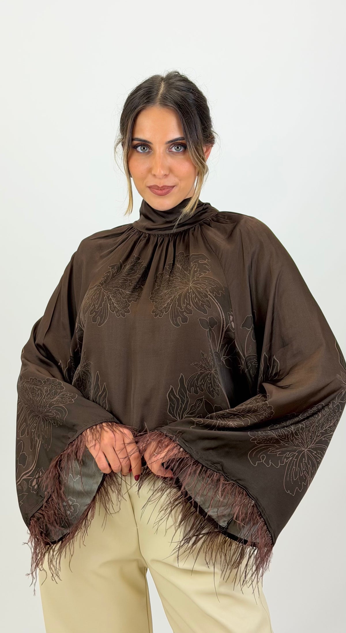 Blusa tons castanho com penugem nos punhos