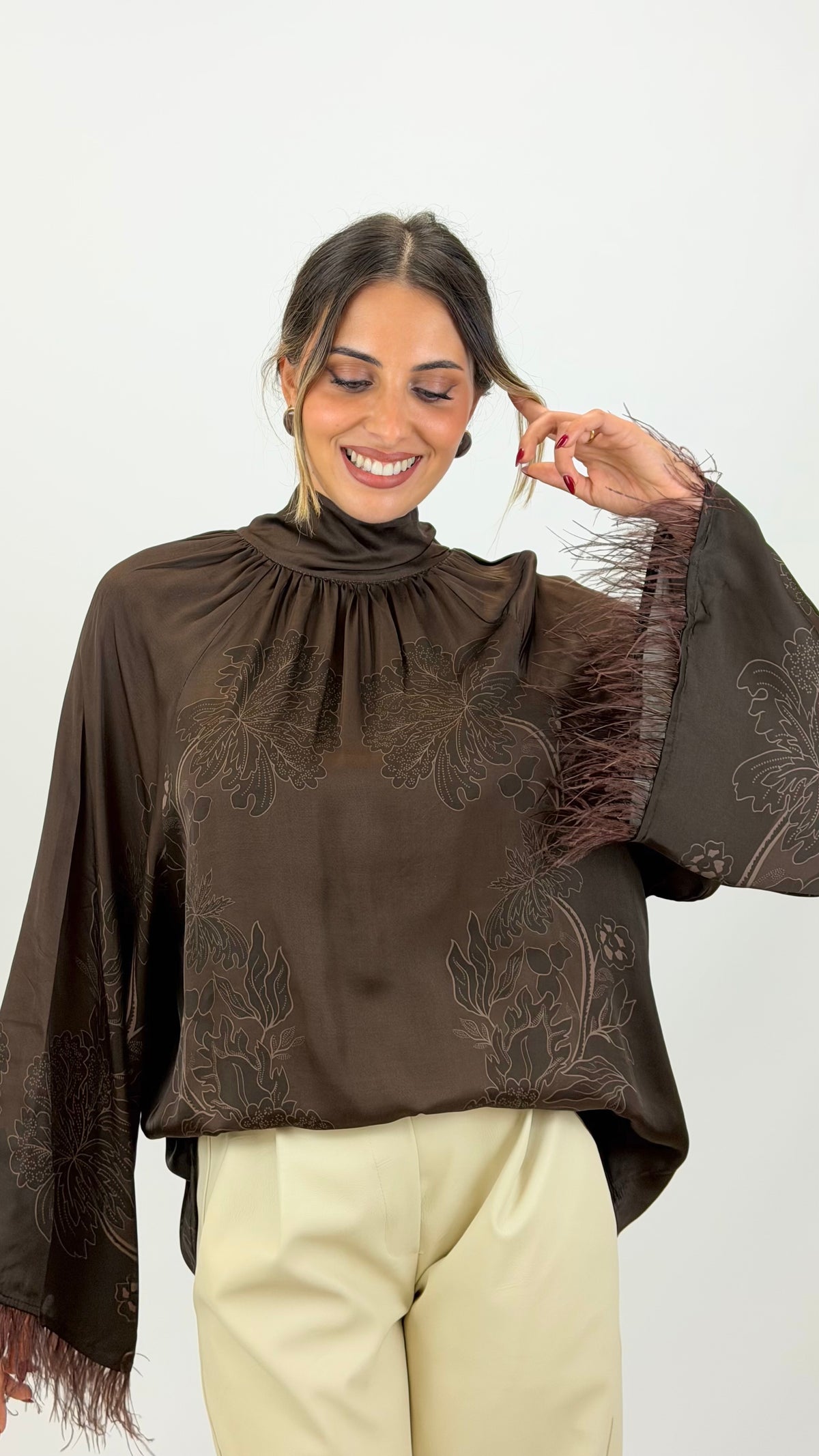 Blusa tons castanho com penugem nos punhos