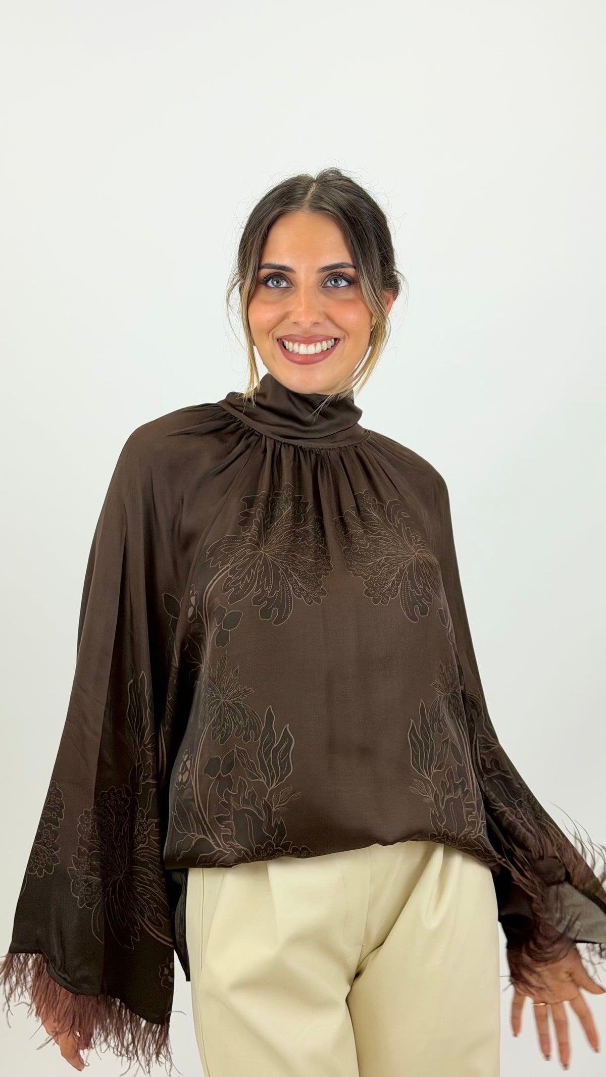 Blusa tons castanho com penugem nos punhos