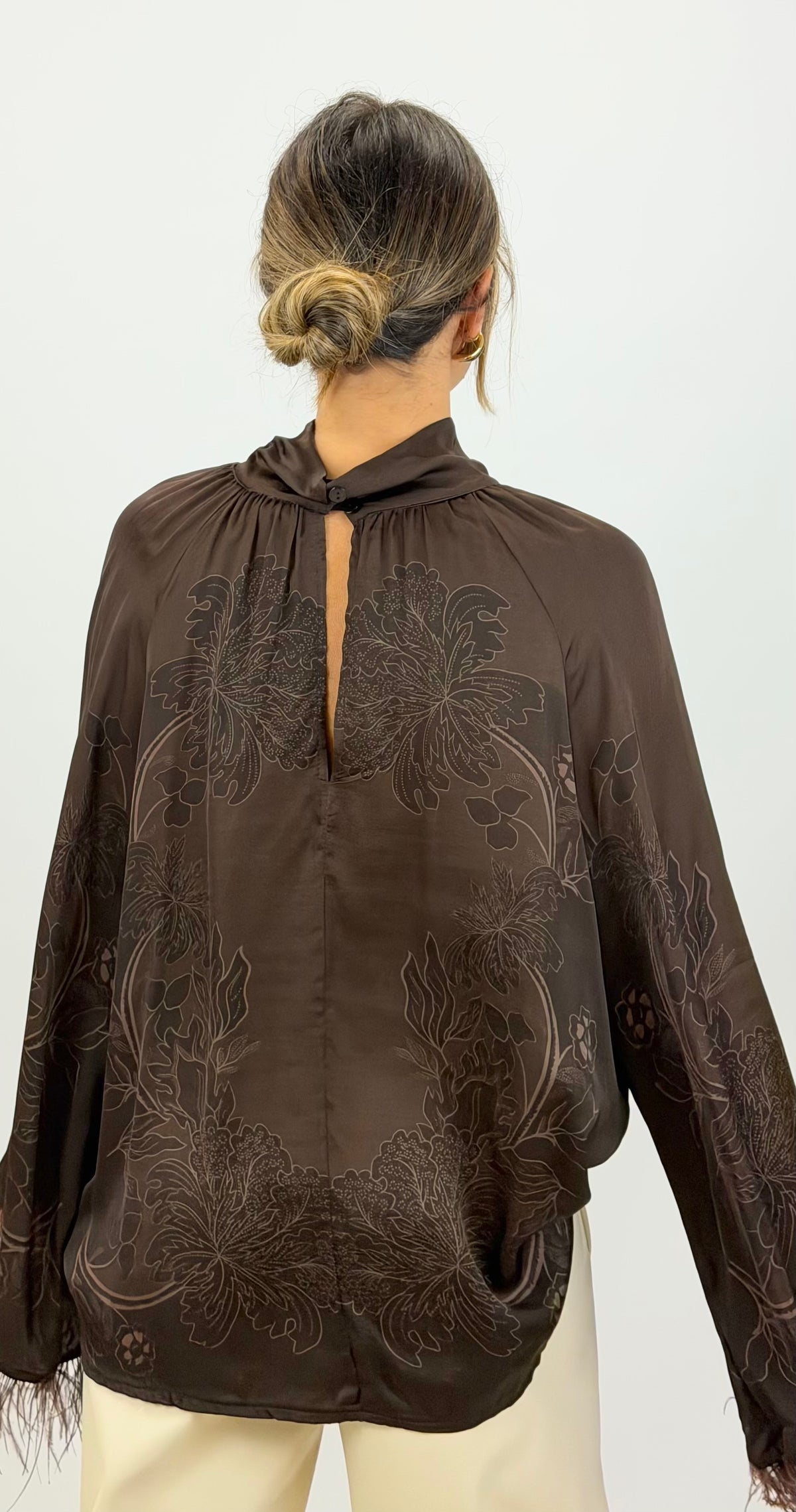 Blusa tons castanho com penugem nos punhos