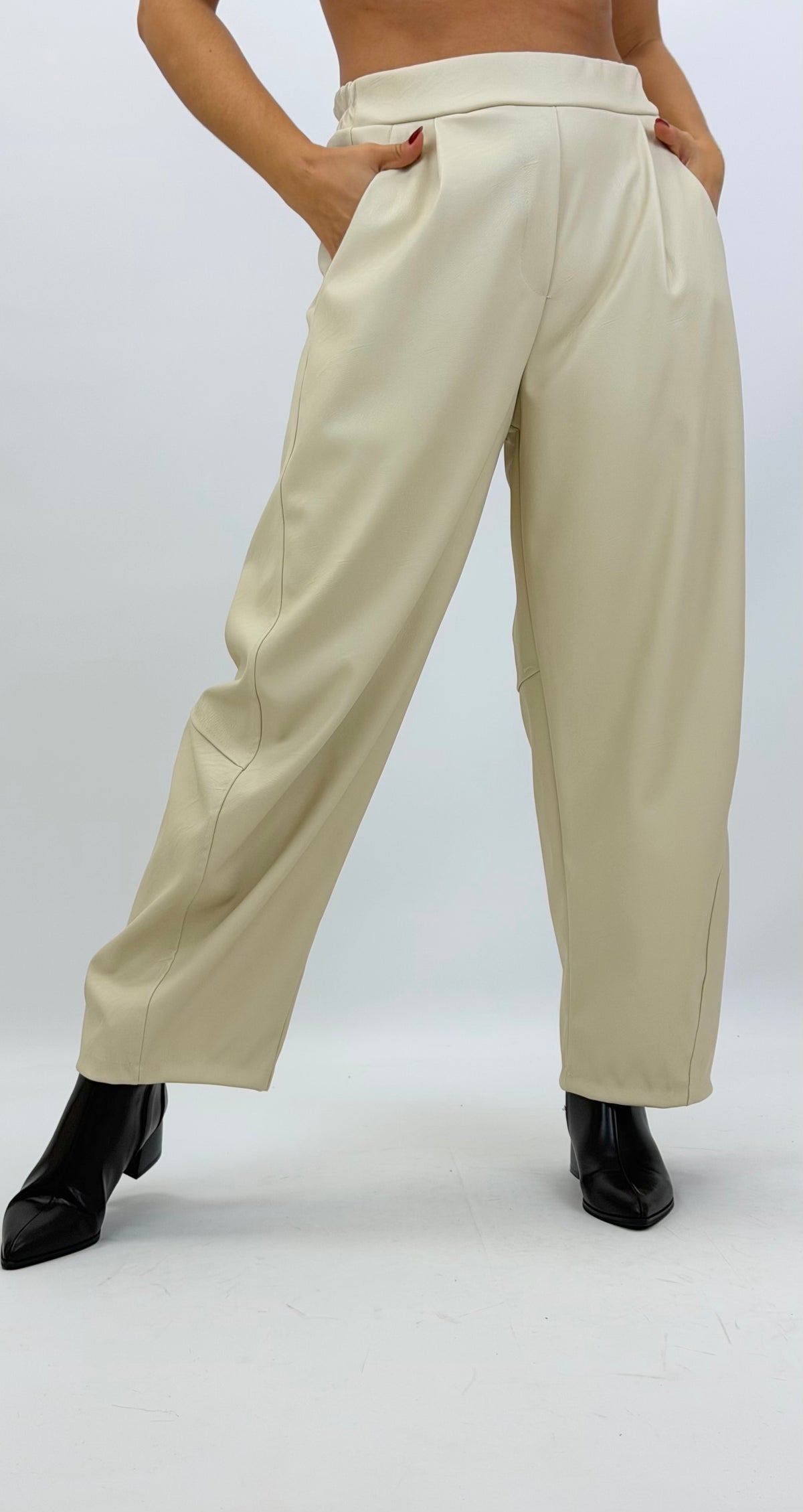 Calça corte mom-fit eco-pele creme
